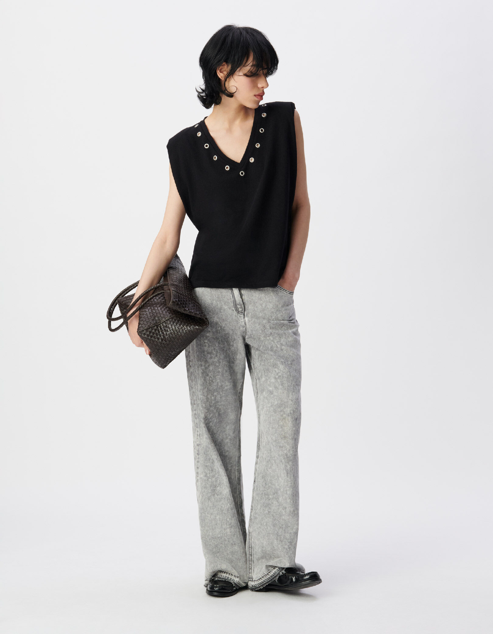 Tee-shirt col V noir décor oeillets Femme