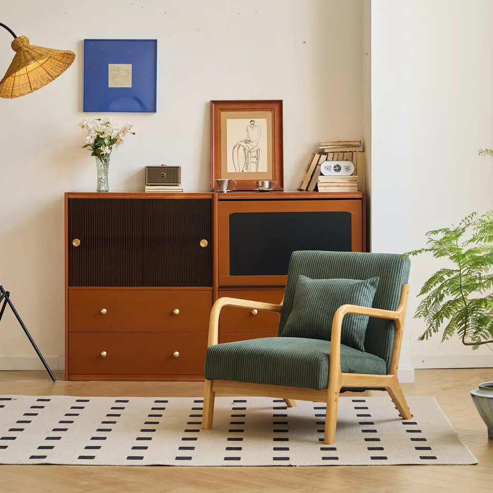 Fauteuil van massief hout en groene ribfluweel