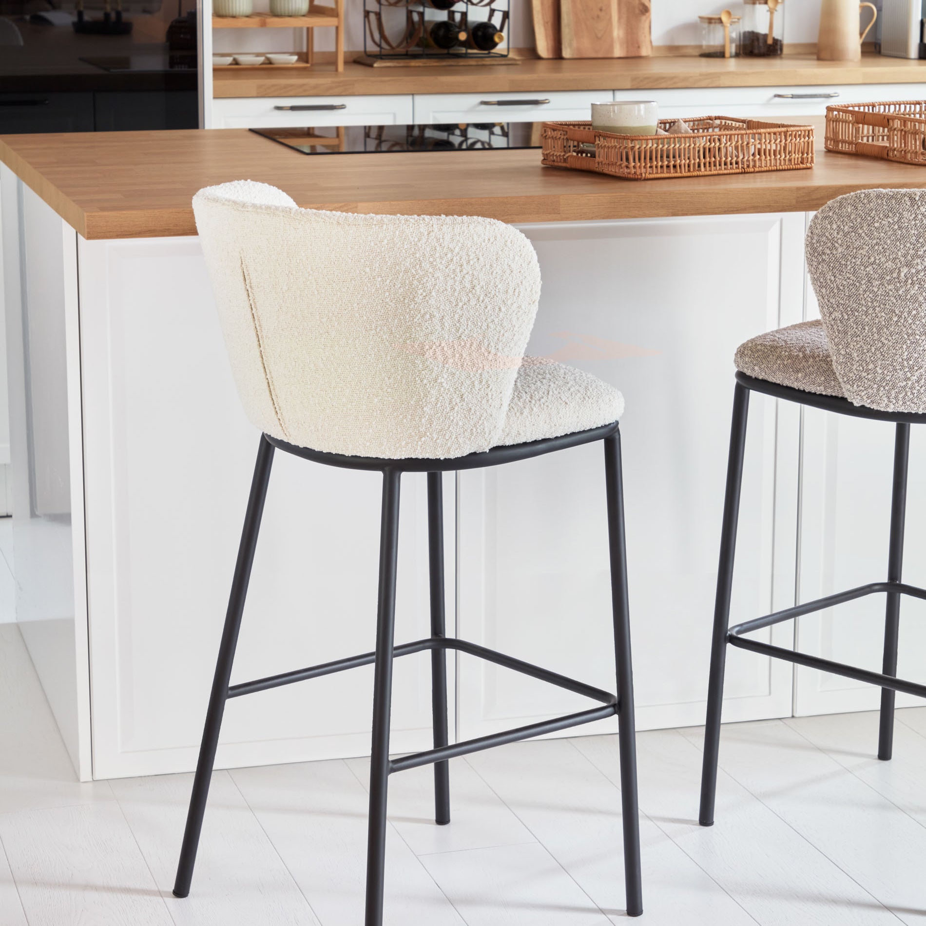 Kave Home Ciselia Barkruk - H 75 cm - Wit / Zwart