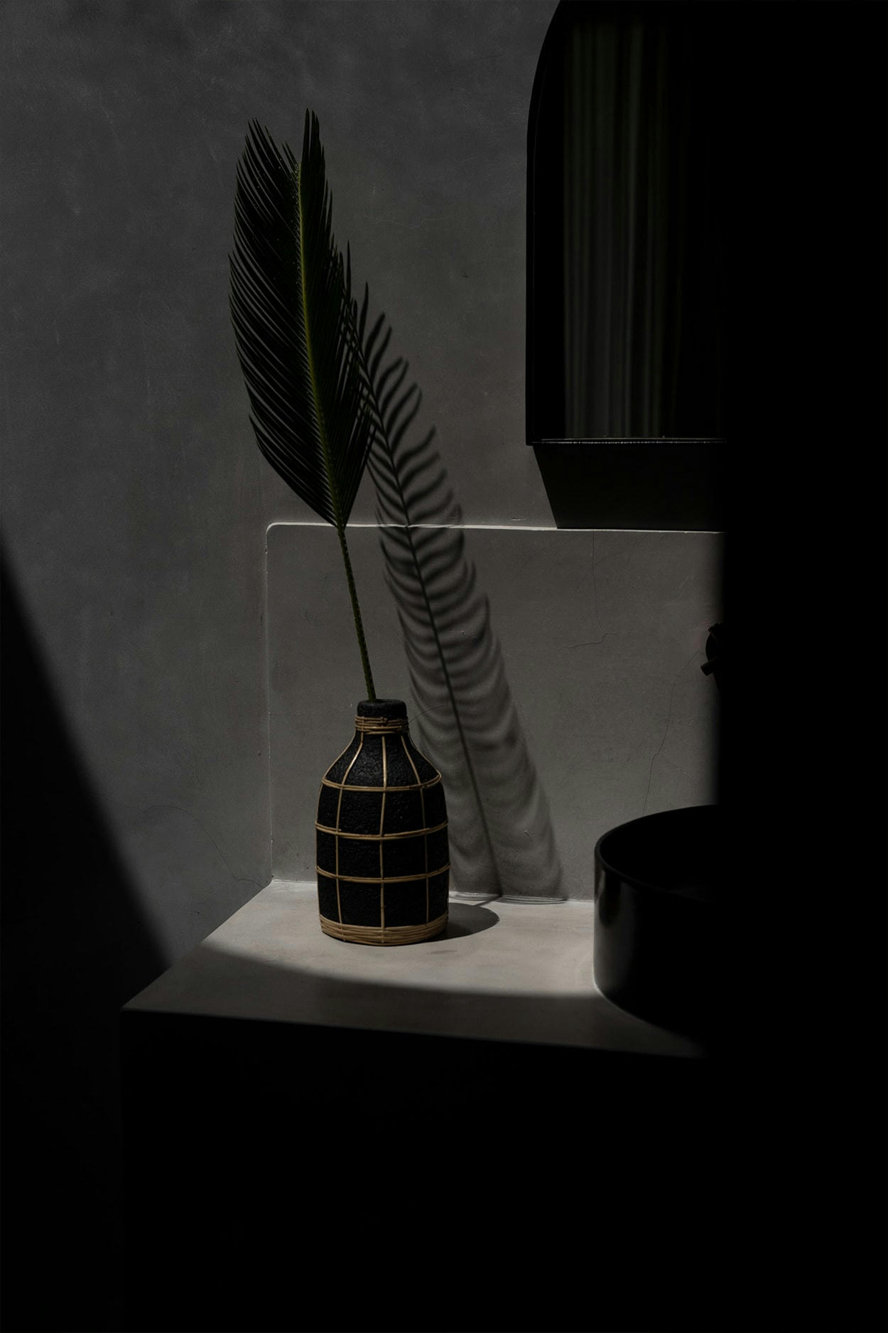 WHOOPY - Vase en terre cuite noir naturel H24