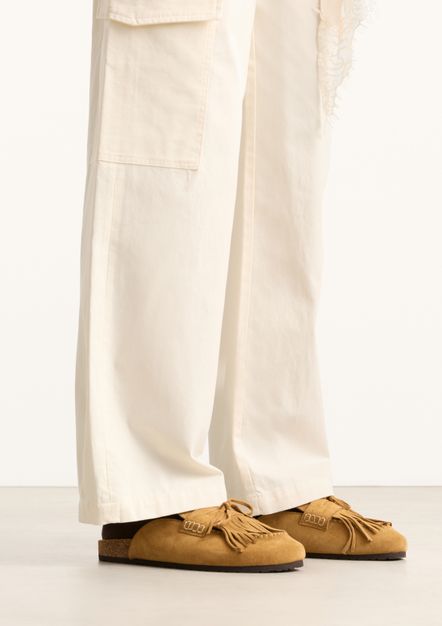 Beige suède clogs met franjes