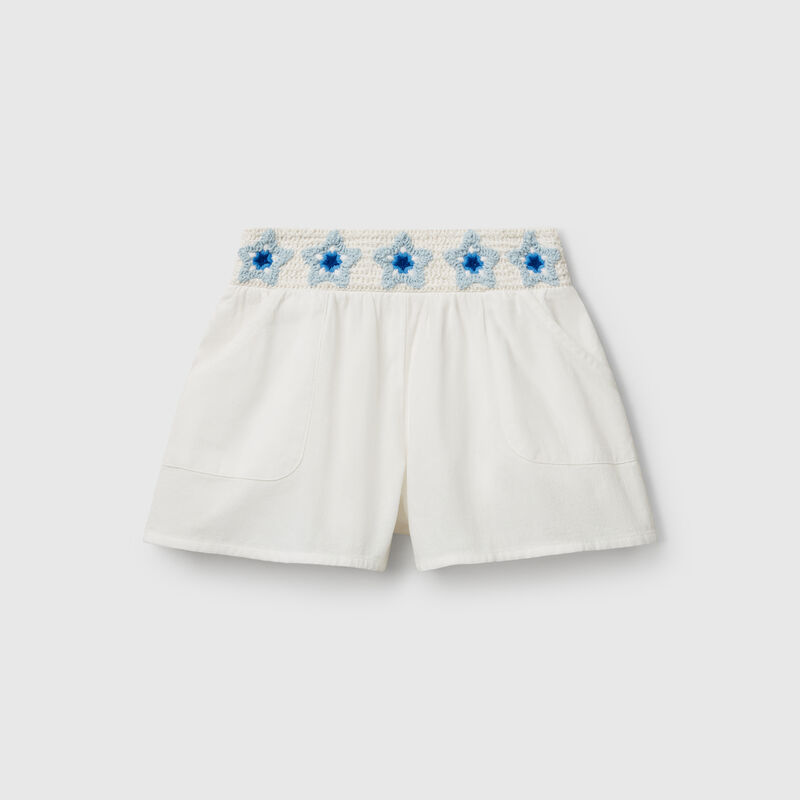 Shorts with macramé flowers