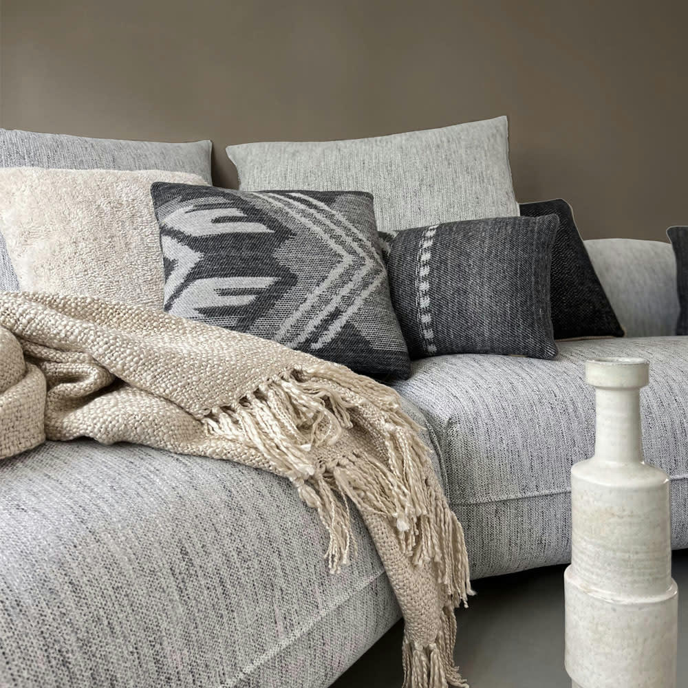 MOCHICA - Coussin en laine ornement noir 45x45