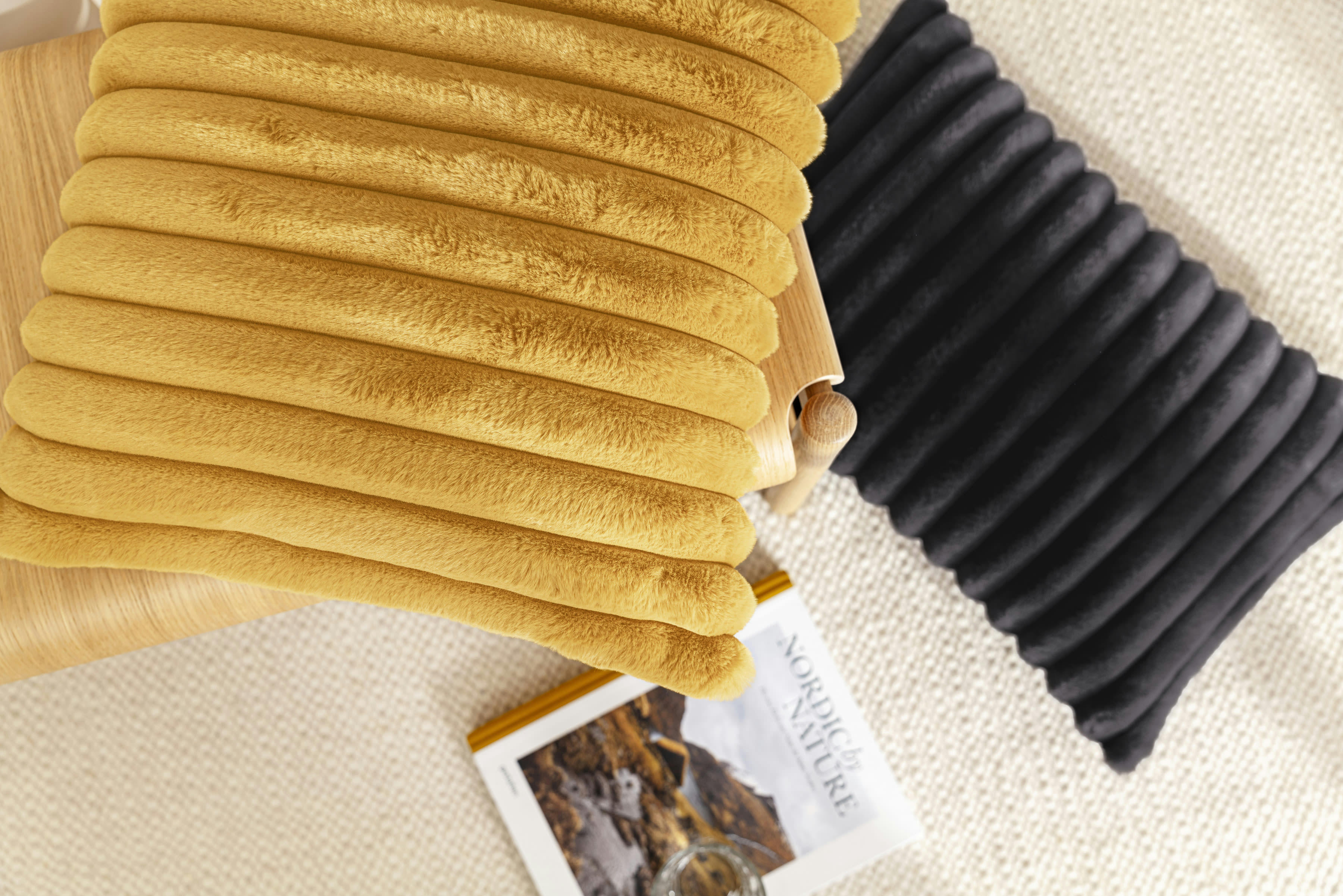 RAYA - Housses de coussin moelleux imitation fourrure jaune -Lot de 2- 40x60