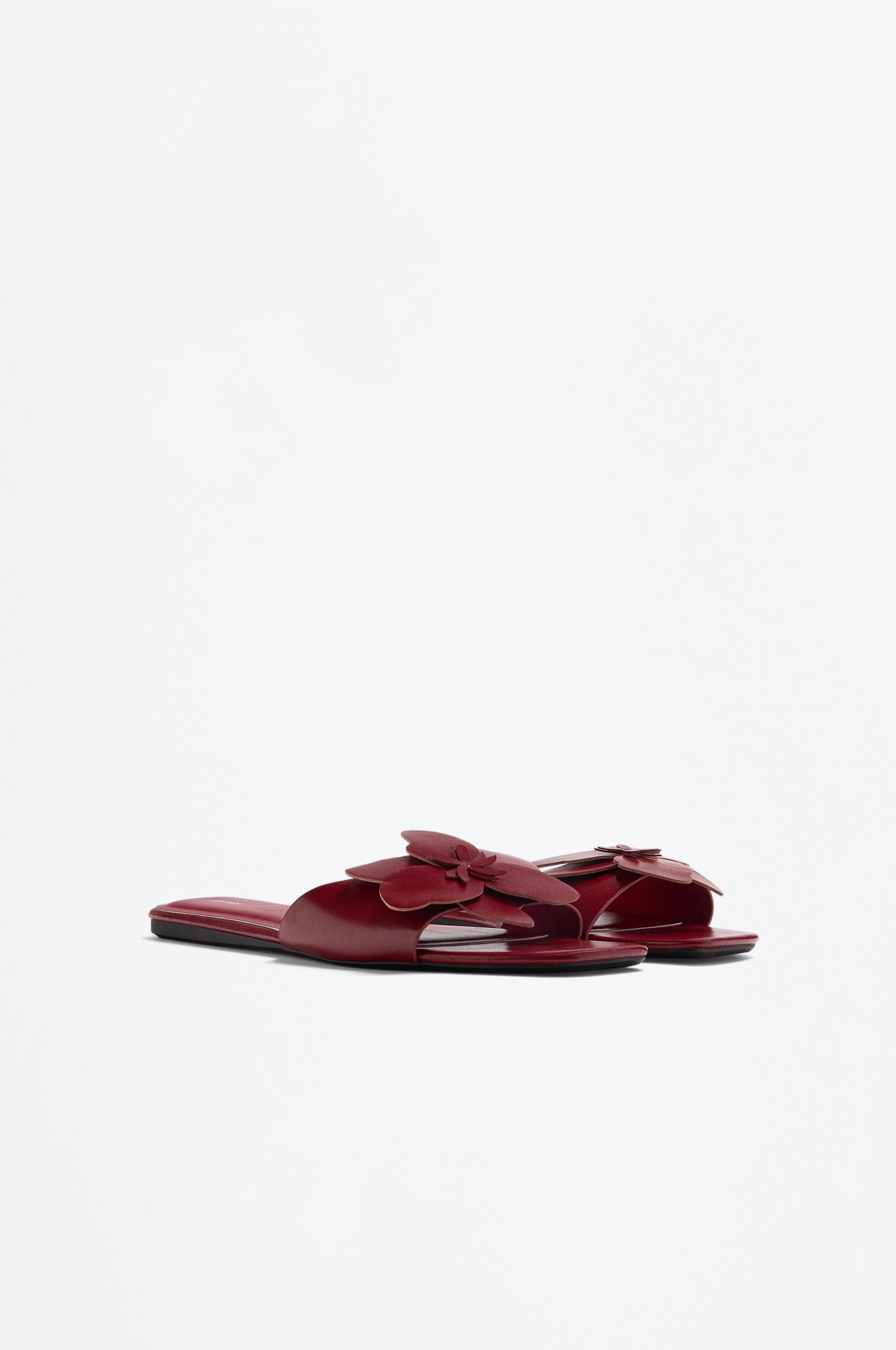 Sandalia plana detalle flor