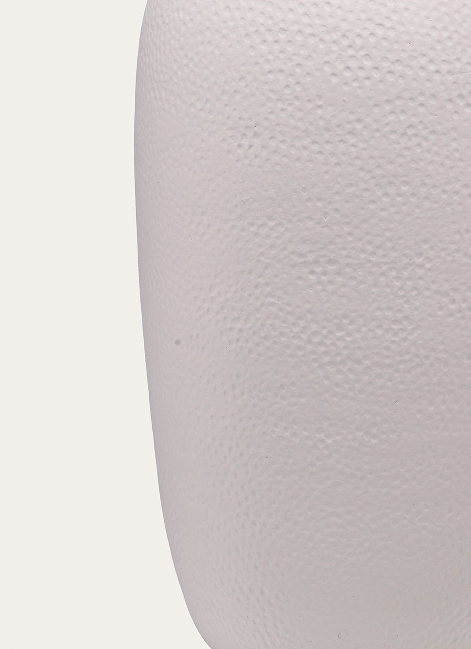 VASE EN TERRE-CUITE EMBOSSÉ POINÇON BLANC