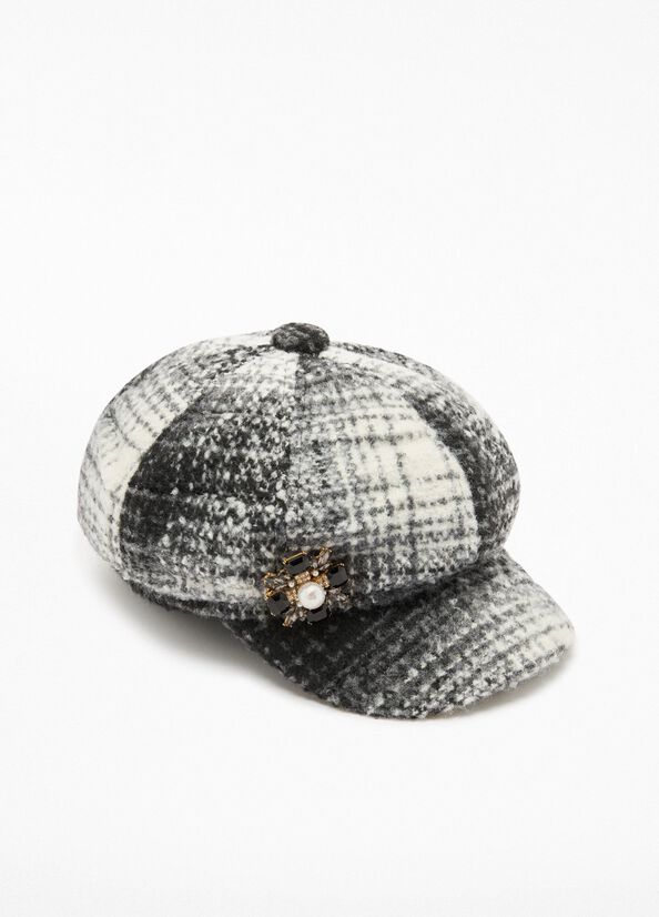Cappello check con spilla