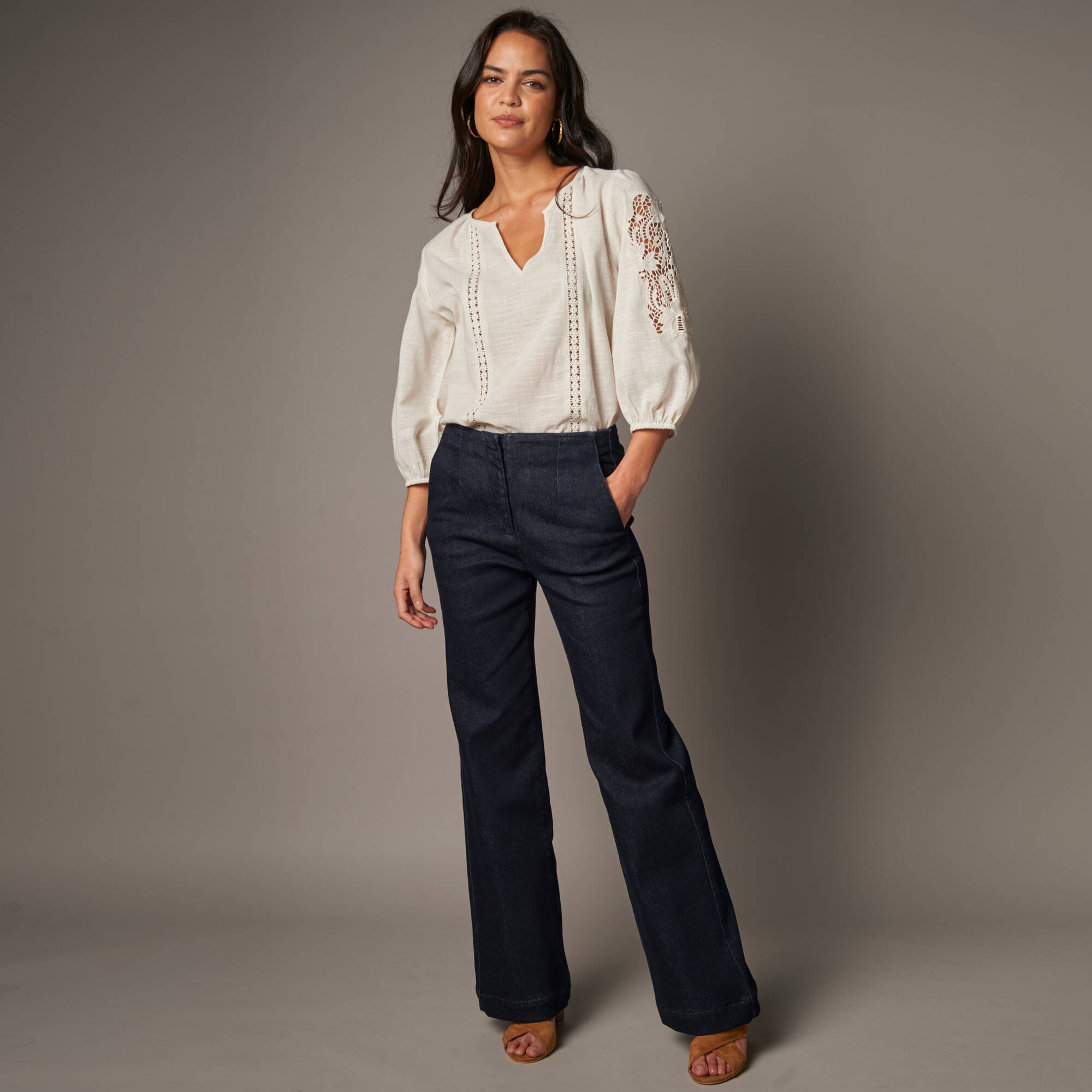 Blouse unie macramé, manches brodées