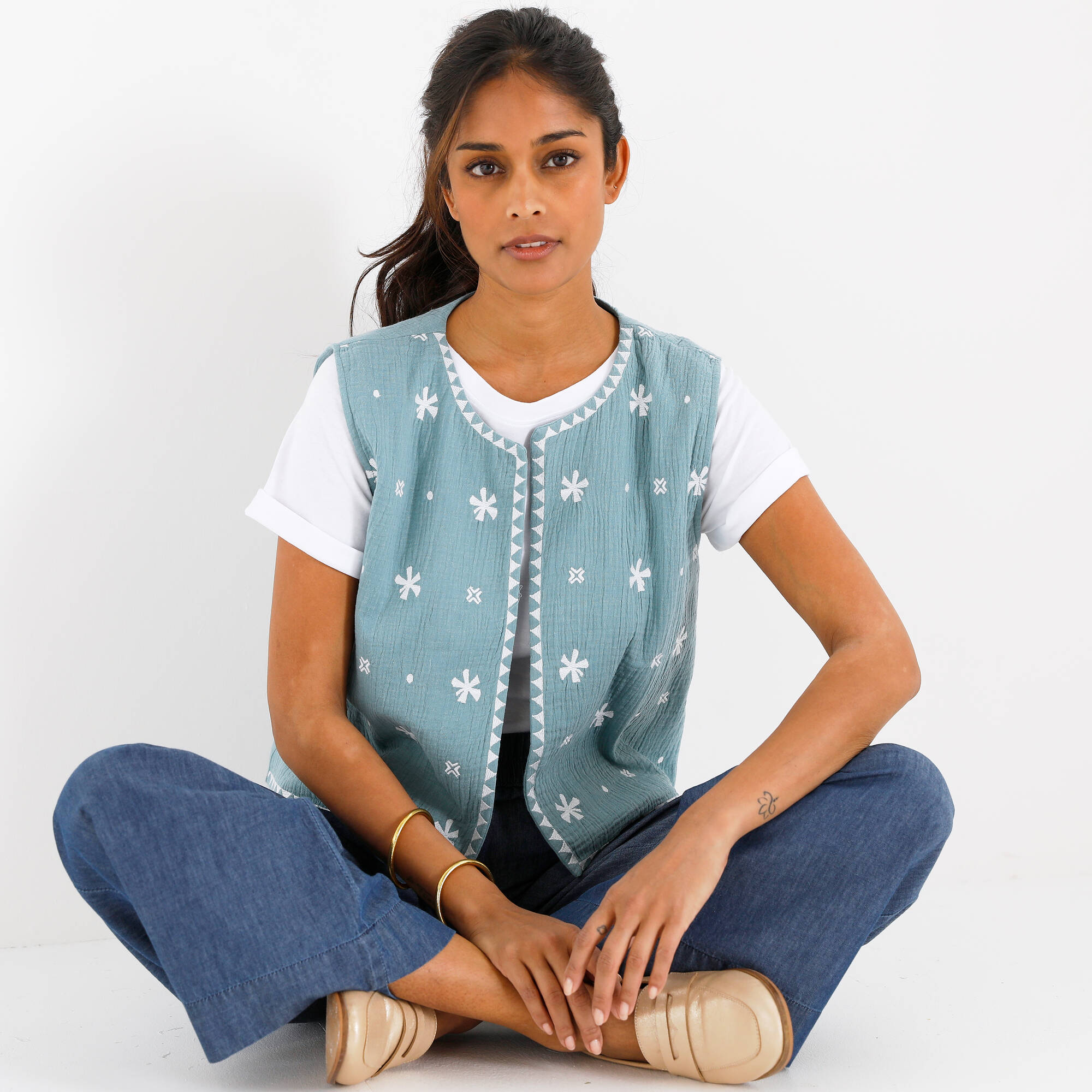 Veste brodée sans manches, gaze de coton