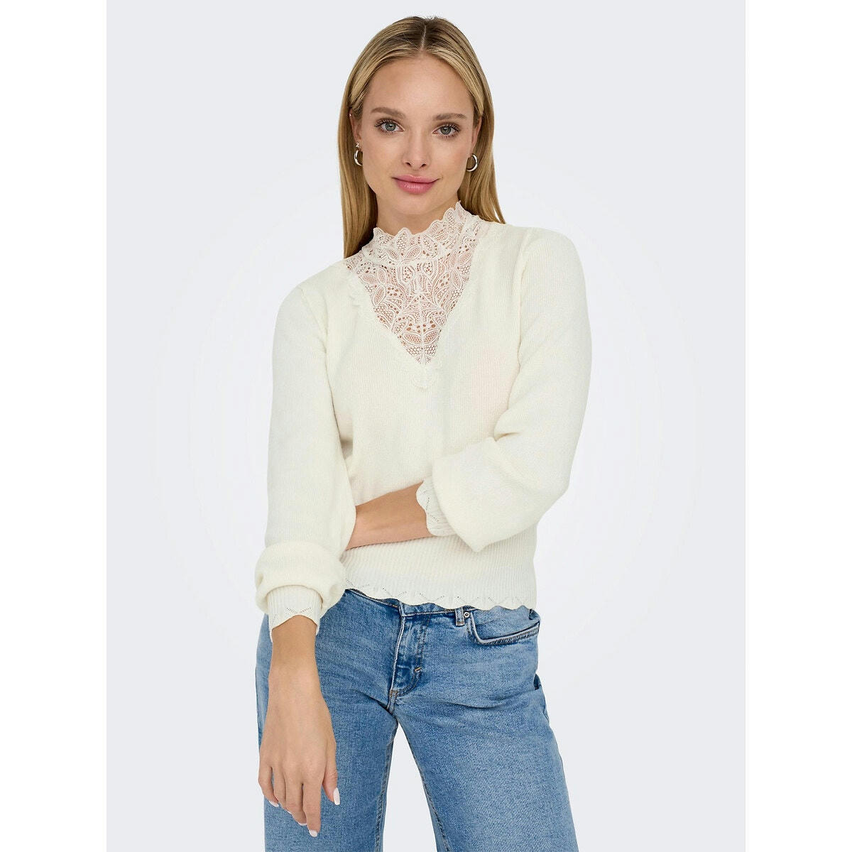Pull col montant et décolleté en dentelle