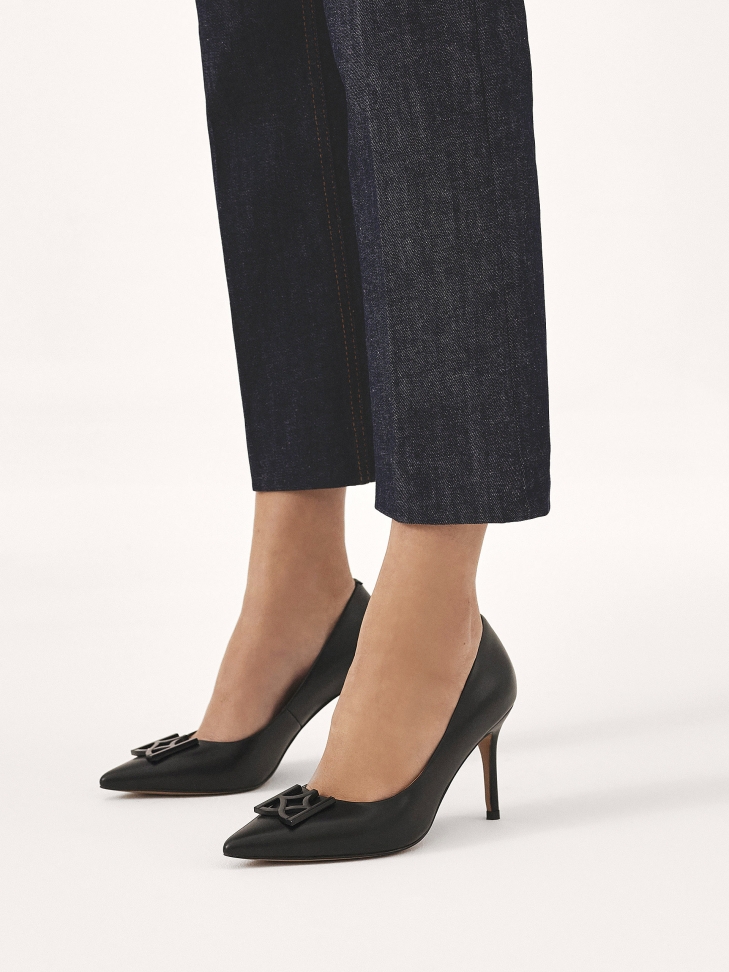 Black stilettos with fashionable decoration on the nose