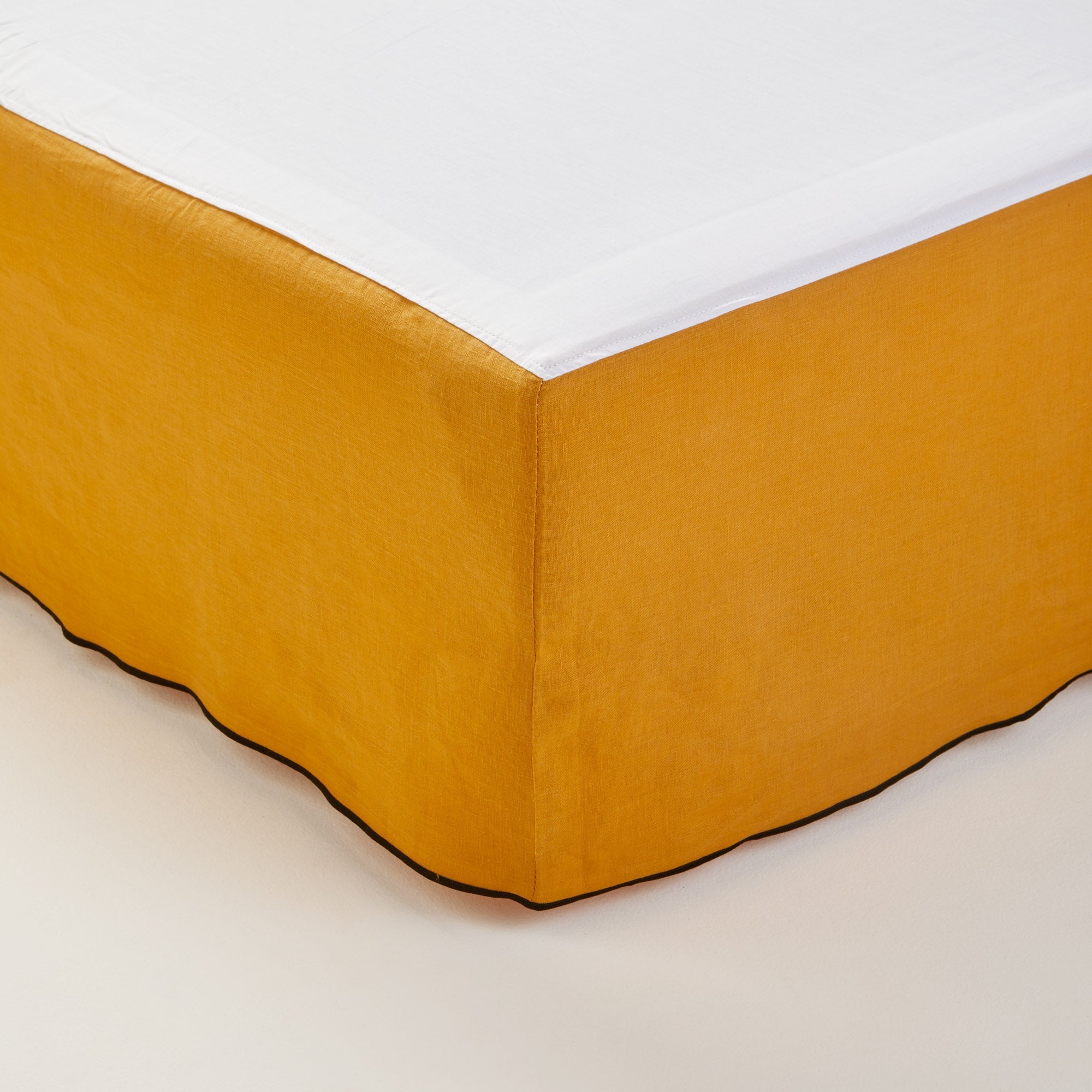 Madura Hoes voor boxspring Carlina oker en zwarte hommel 160x200 cm