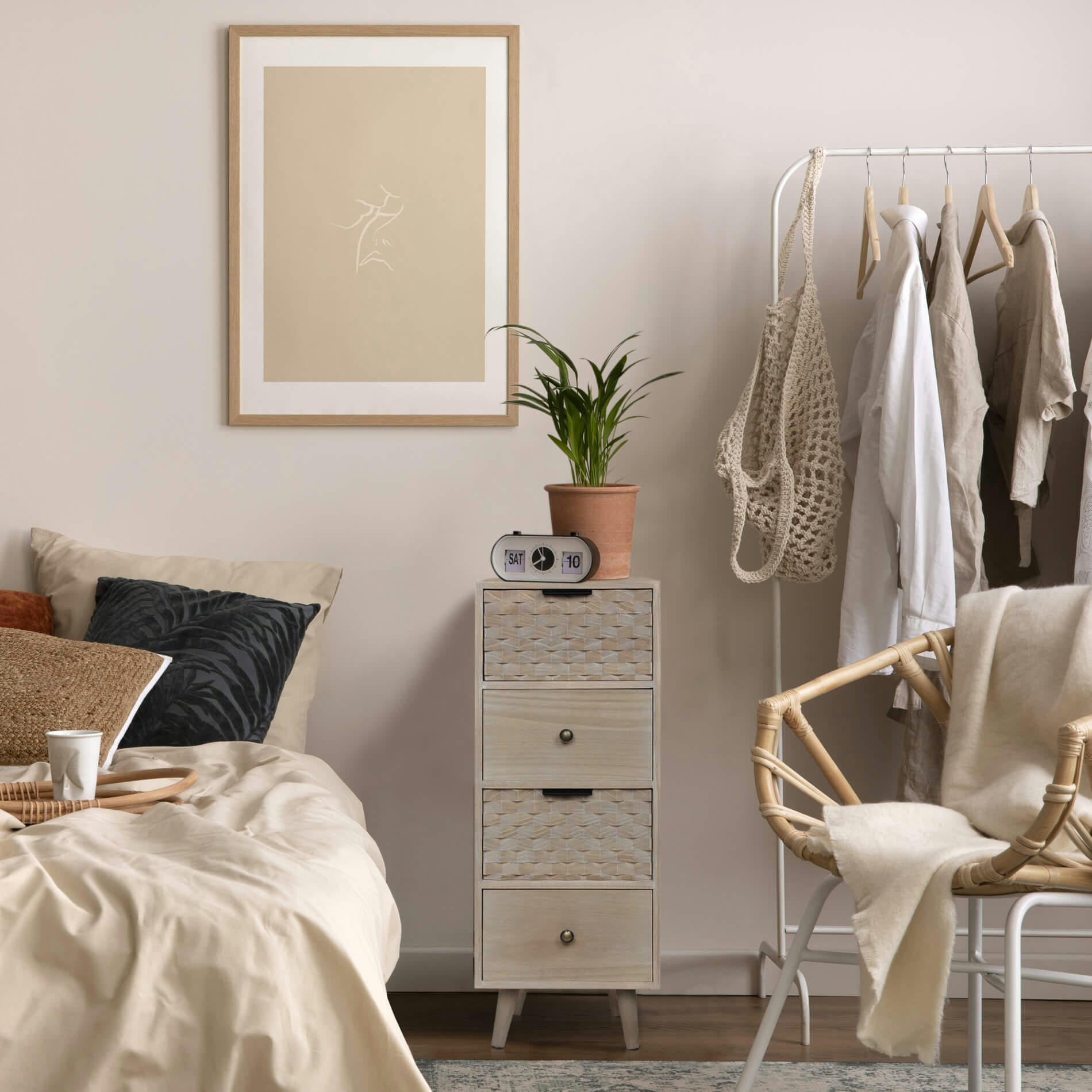 - Chiffonnier étroit sculpté à 4 tiroirs en bois brun