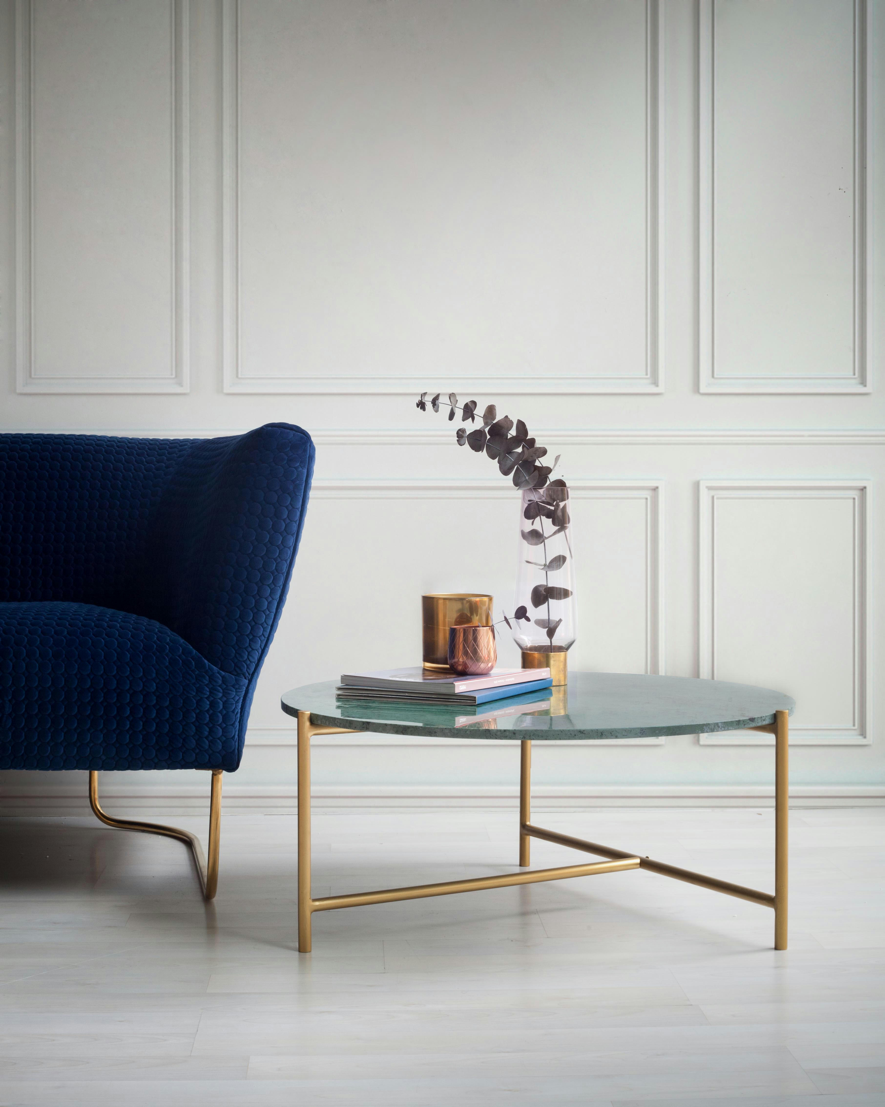 MORGANS - Table métallisée en marbre et fer vert.