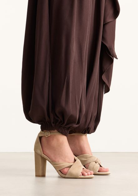 Beige geknoopte suède sandalen met hak