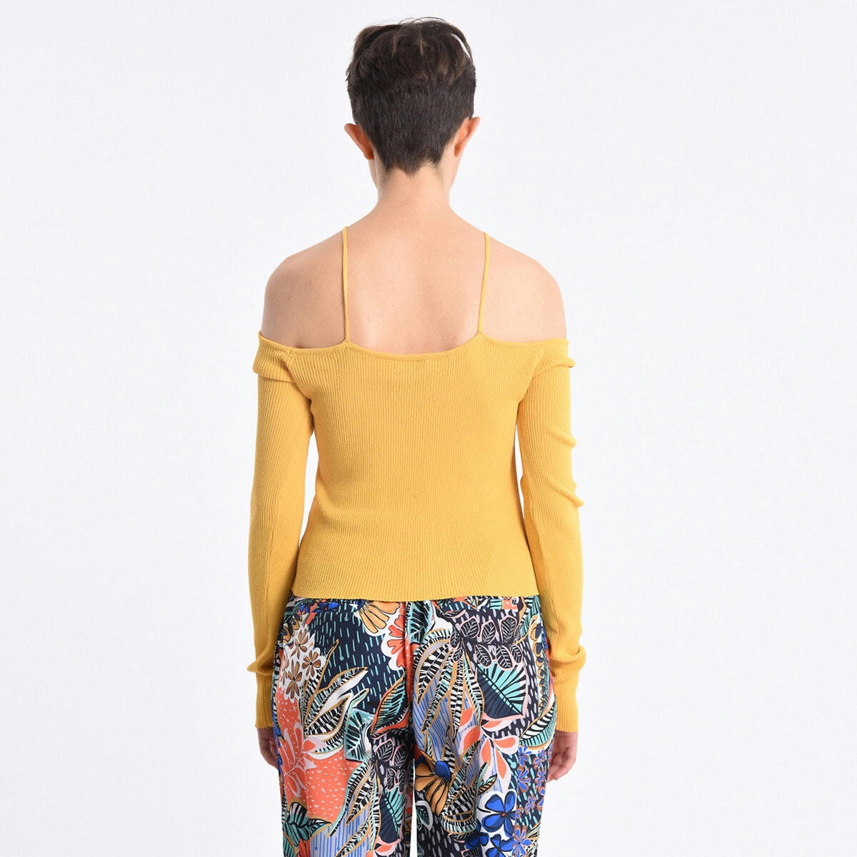 Pull maille fine lien derrière la nuque