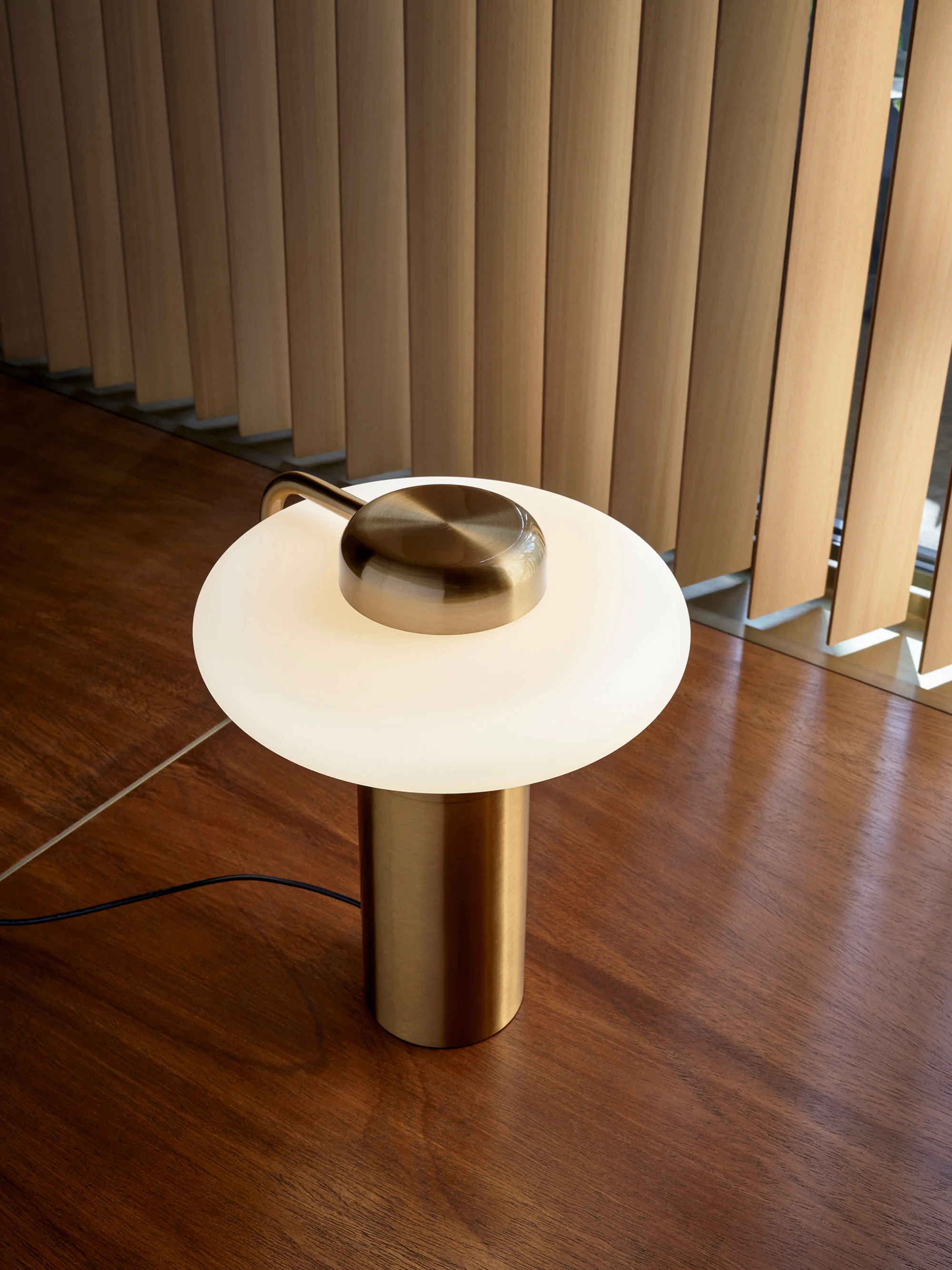 Kleine LED-Tischlampe Tratto, dimmbar