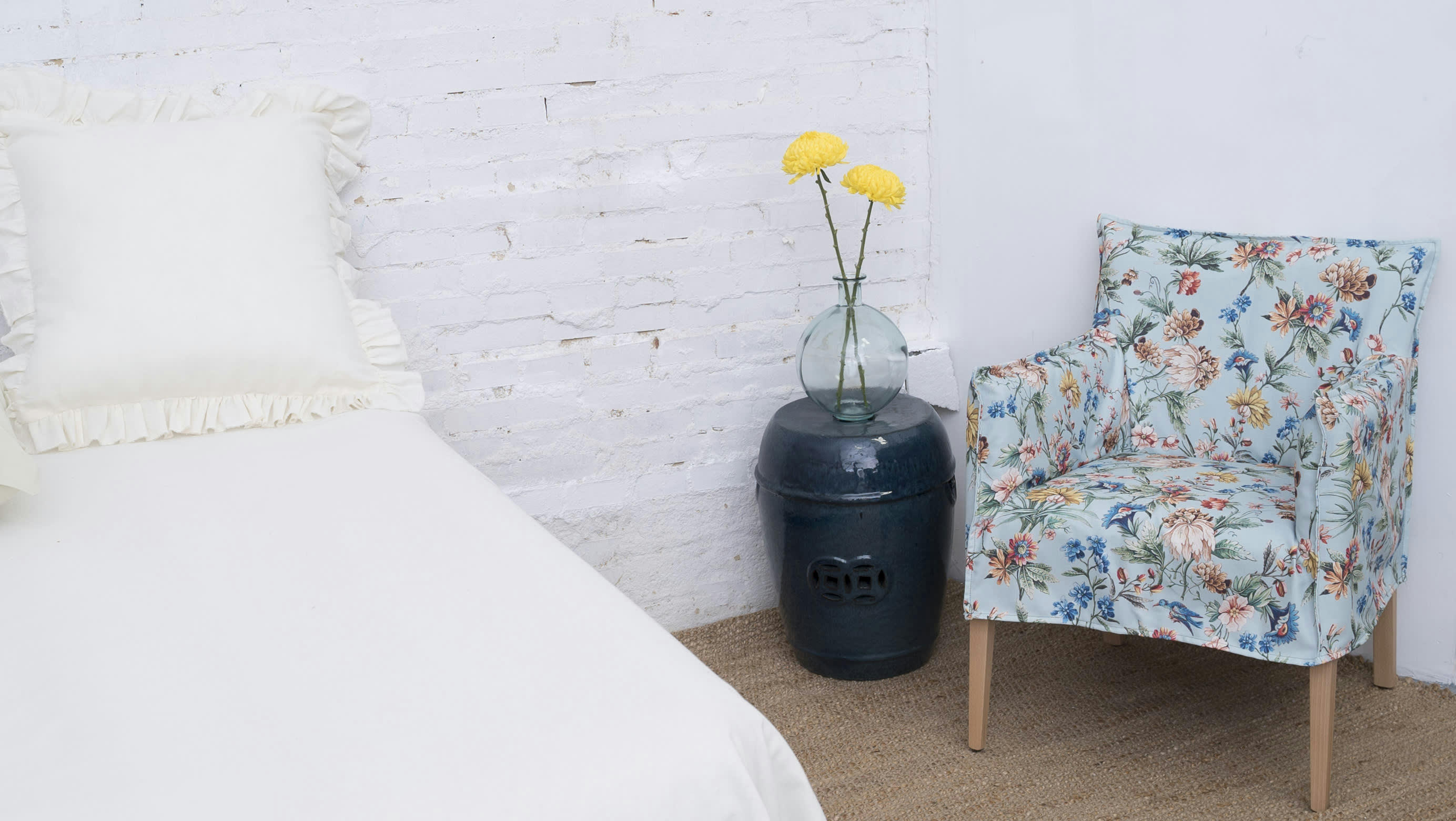 SINTRA - Fauteuil en bois massif d'hêtre imprimé floral sur fond bleu clair.