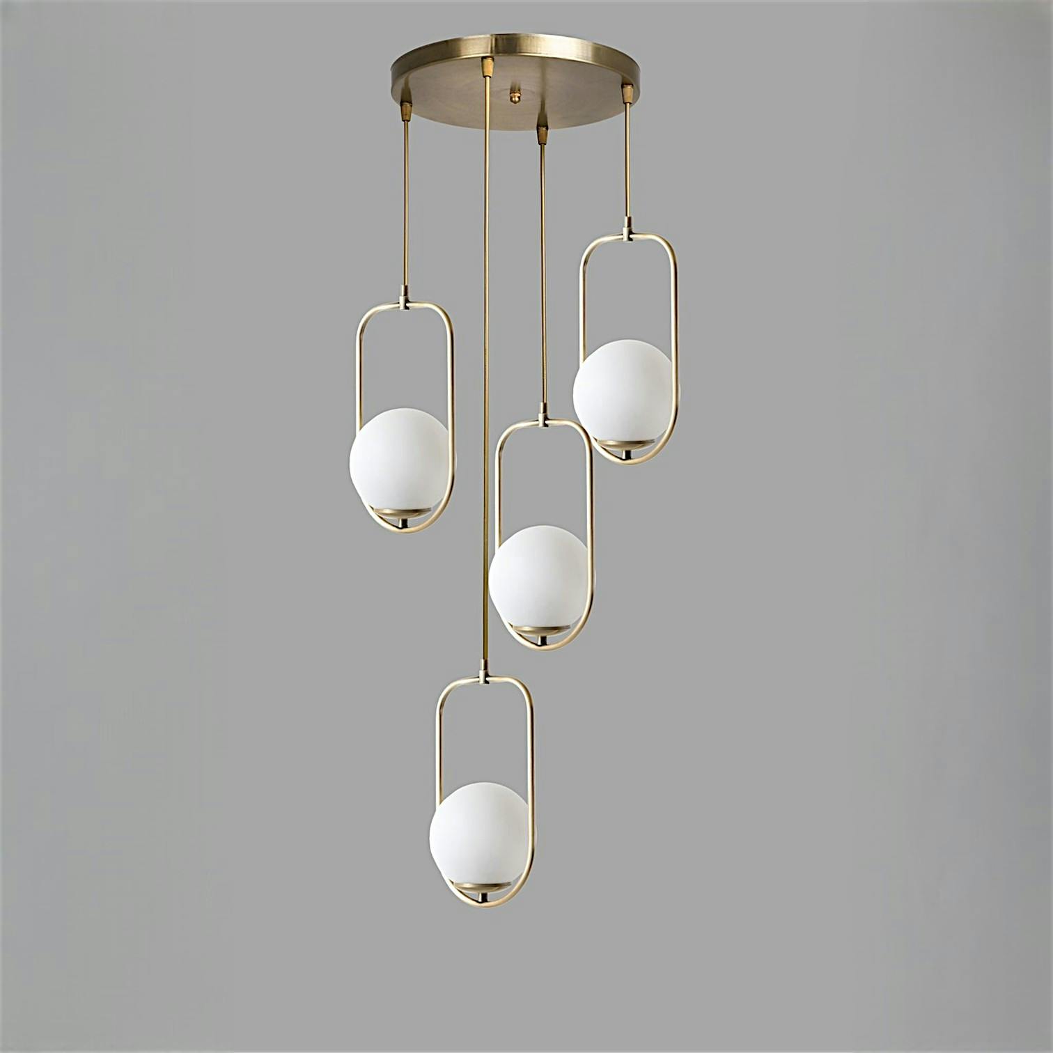 Suspension vintage cuivrée 4 globes blancs sur cadres SIERRE