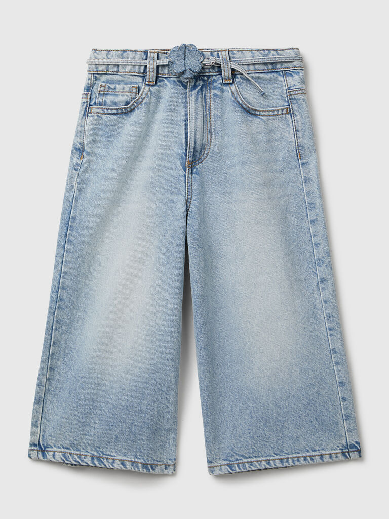 Knee-length jeans with belt