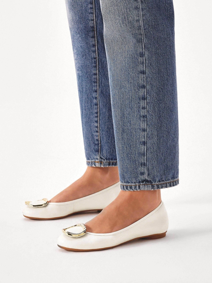 White leather ballerinas decorated with a metal brooch