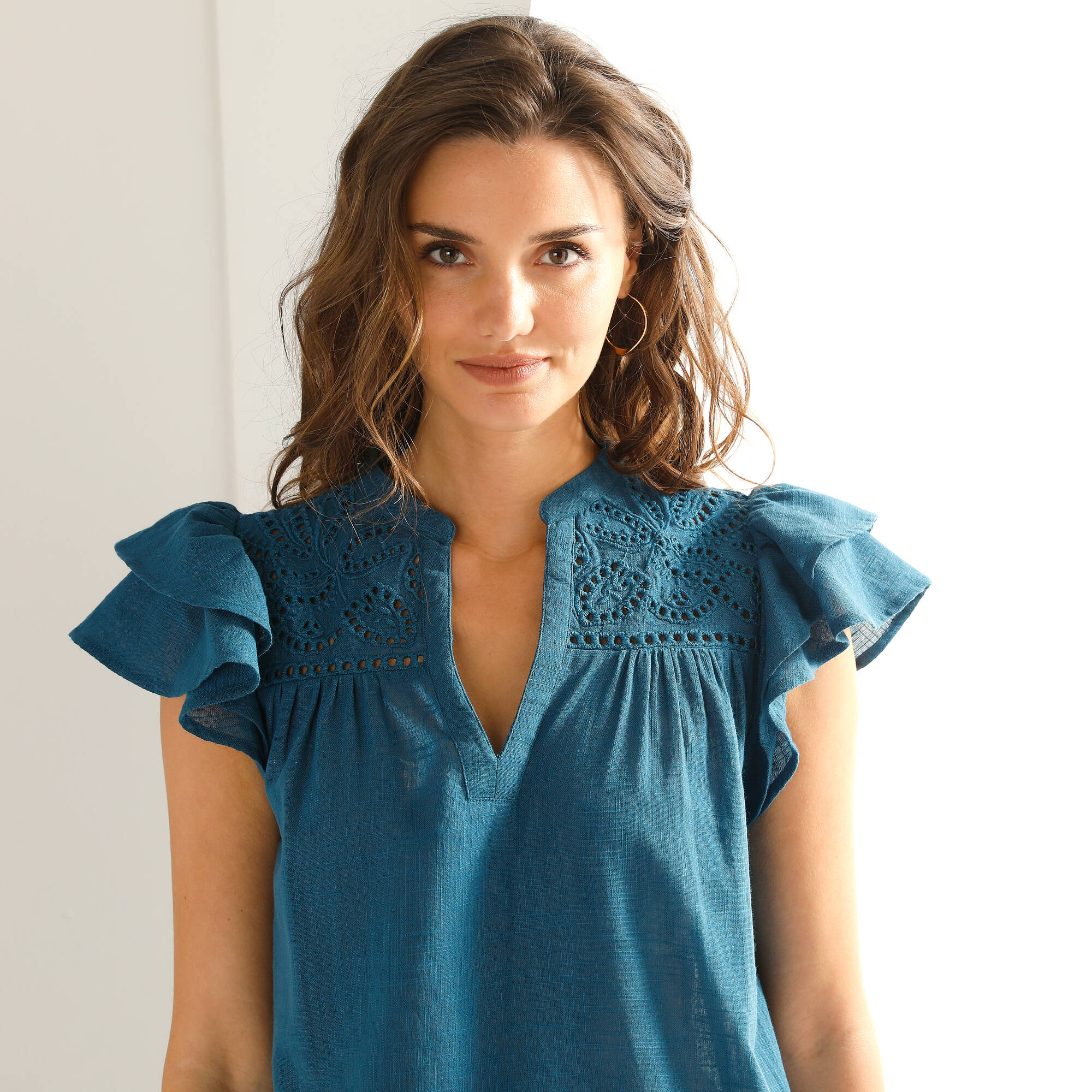 Robe courte, détails broderie anglaise