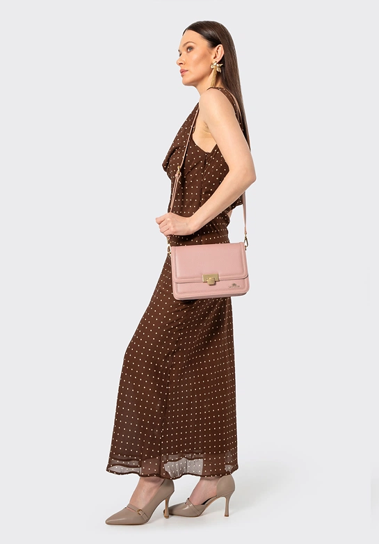 Skórzana torebka crossbody z łańcuszkiem różowa