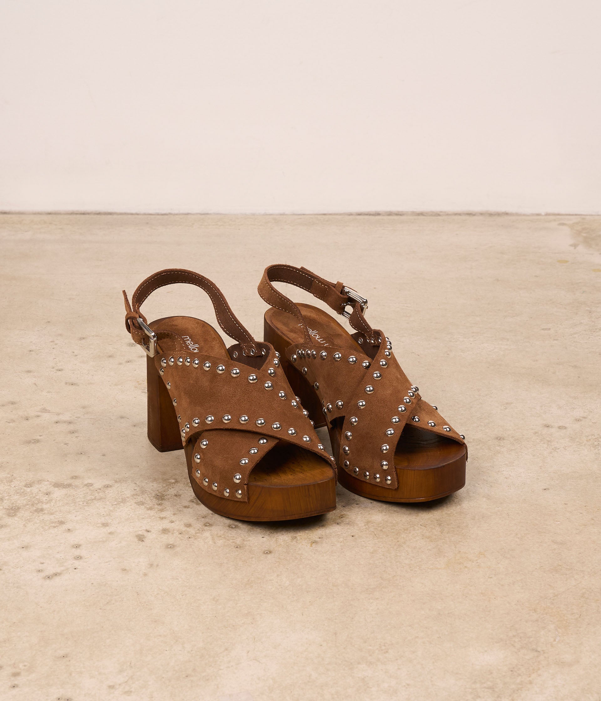 Sandales marron cloutées Isa