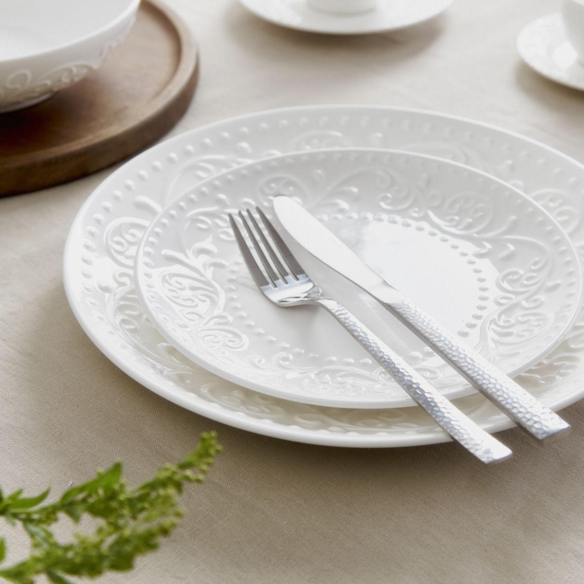Talerz SYLIA obiadowy biały z ornamentem 27 cm