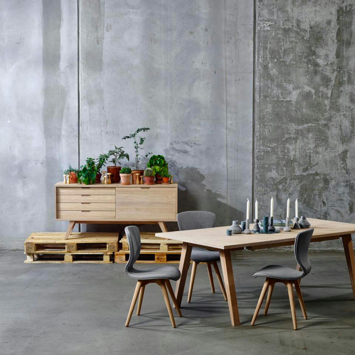 CHARLENE - Table à manger extensible en bois de chêne nature