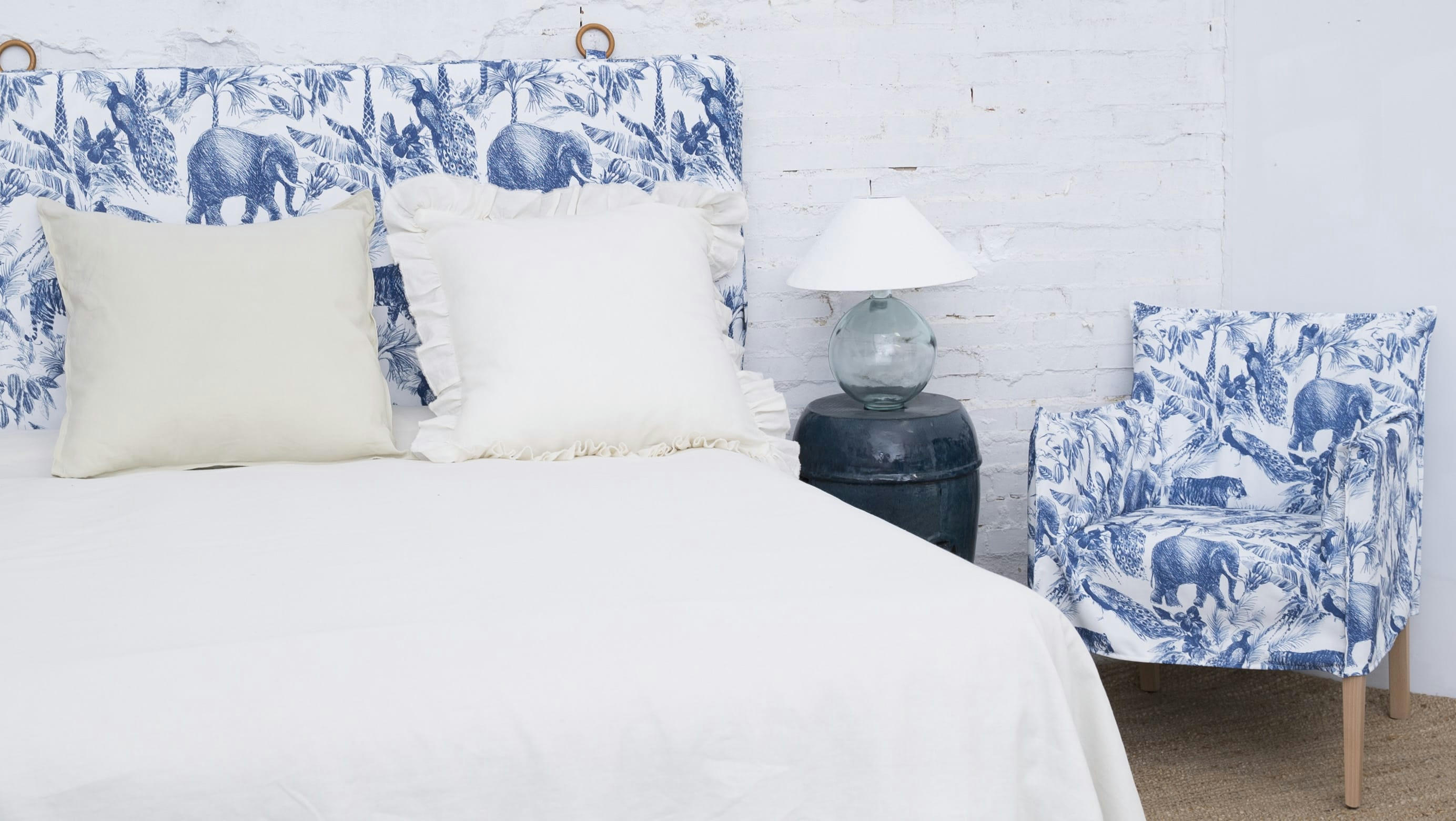 SINTRA - Fauteuil en bois massif d'hêtre avec imprimé safari.