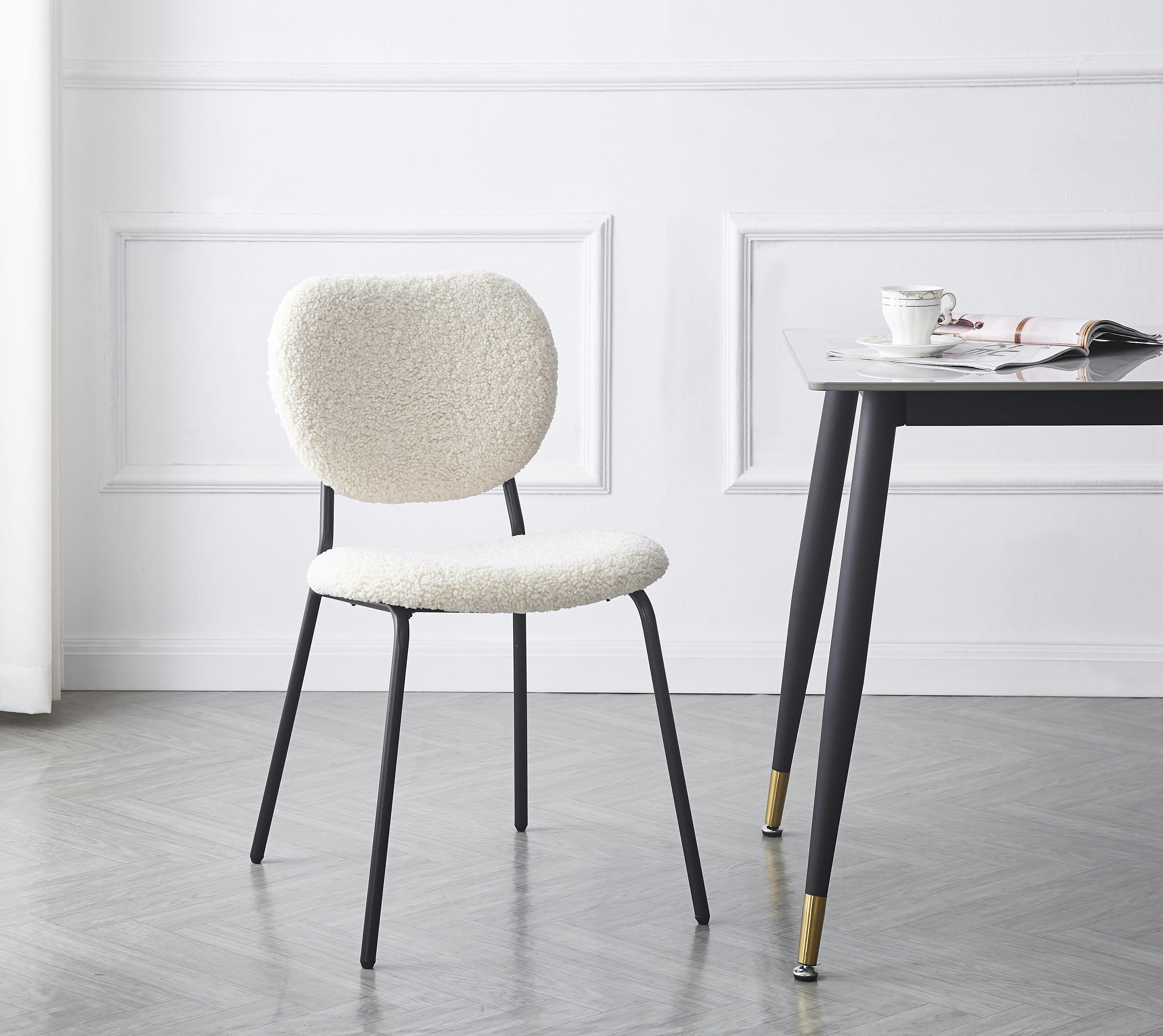 - Lot de 2 chaises scandinaves en métal et bouclettes blanc