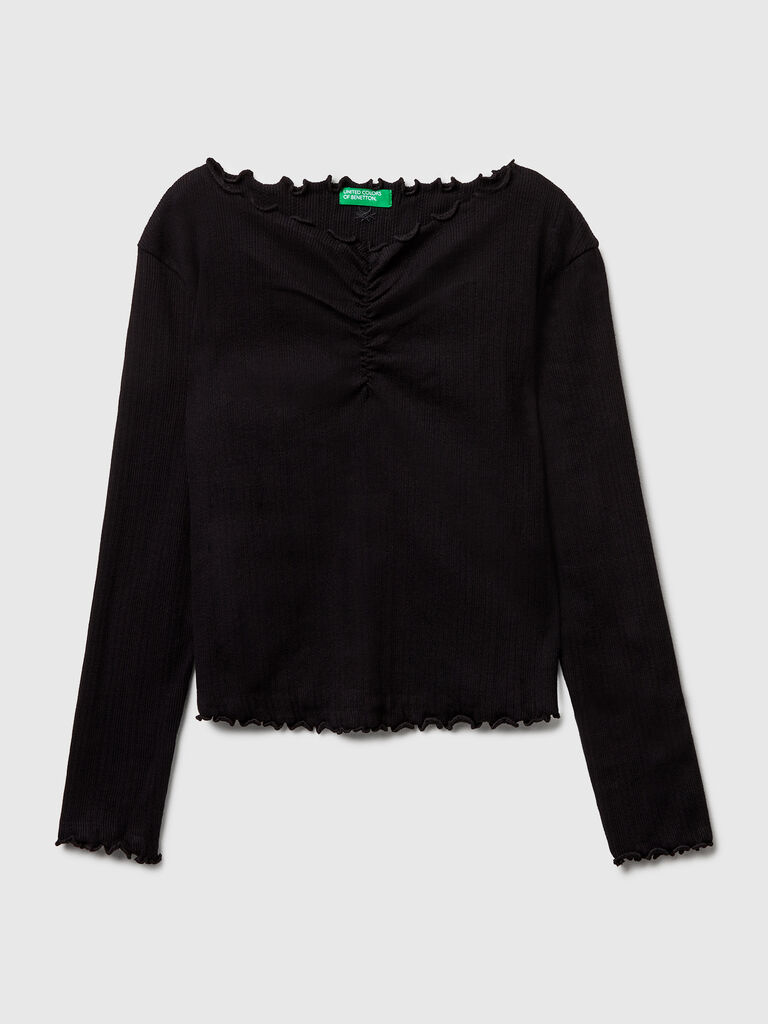 T-shirt with wavy edge