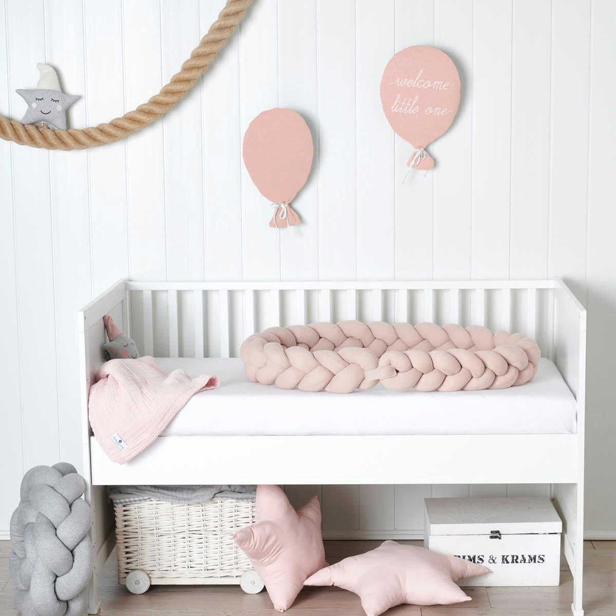 - Coussin bébé coton tricoté ballon rose 40x25 cm