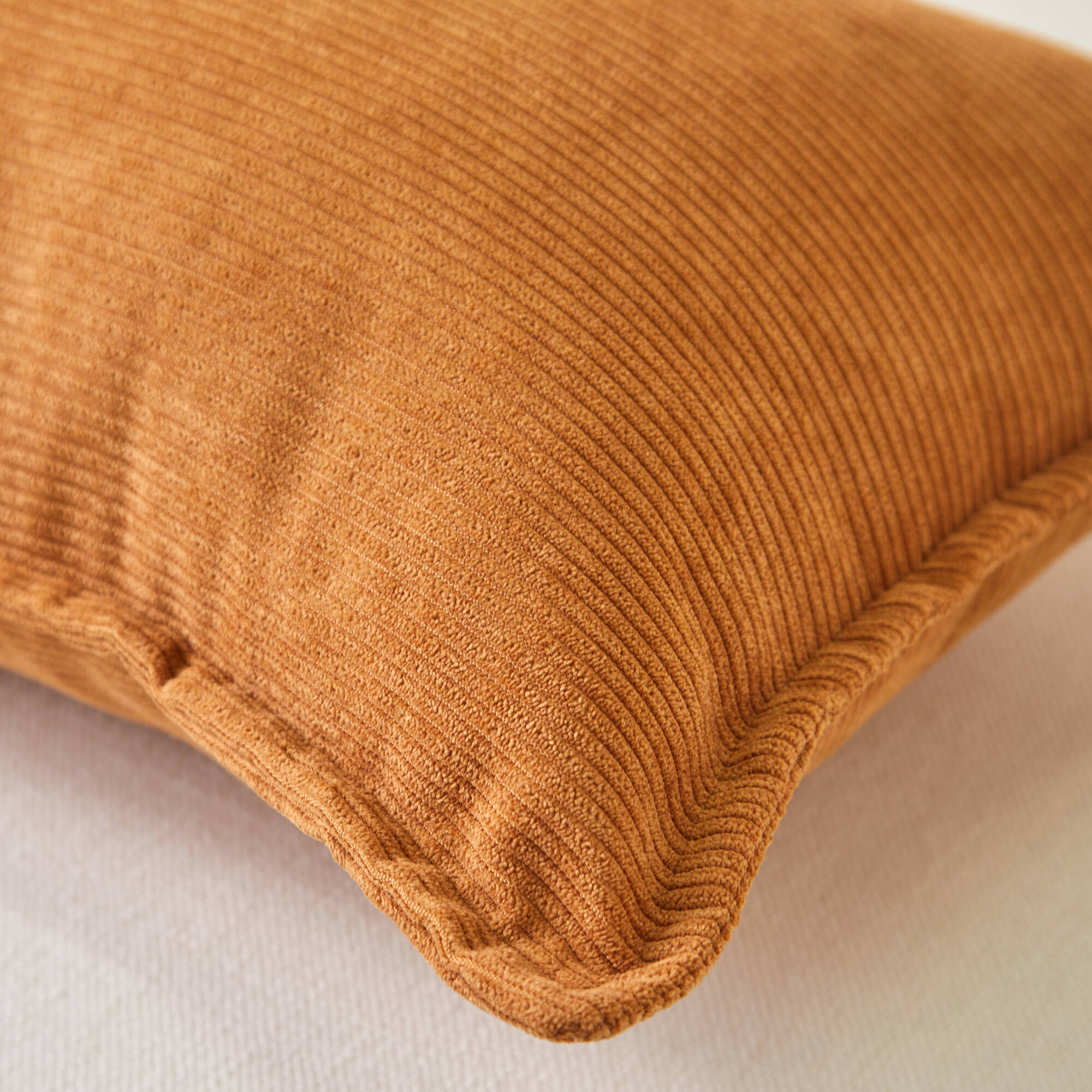 Coussin uni velours c&ocirc;telé