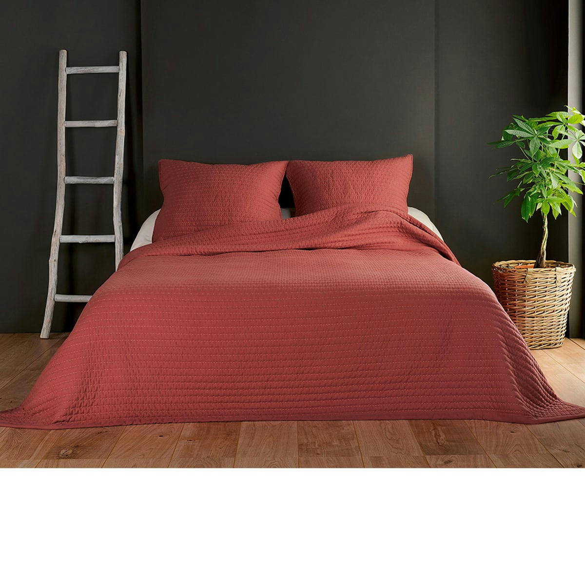 - Couvre lit et taie matelassés polyester brique 180x240 cm