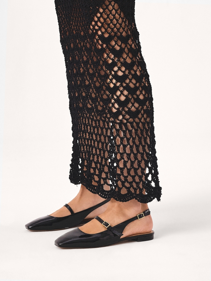 Patent leather flat pumps with exposed heel