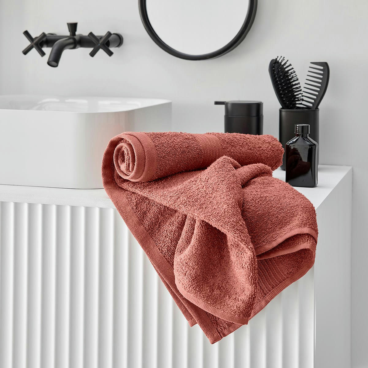 MEVAK BAÑO - Drap de bain uni en coton rouge 70x130