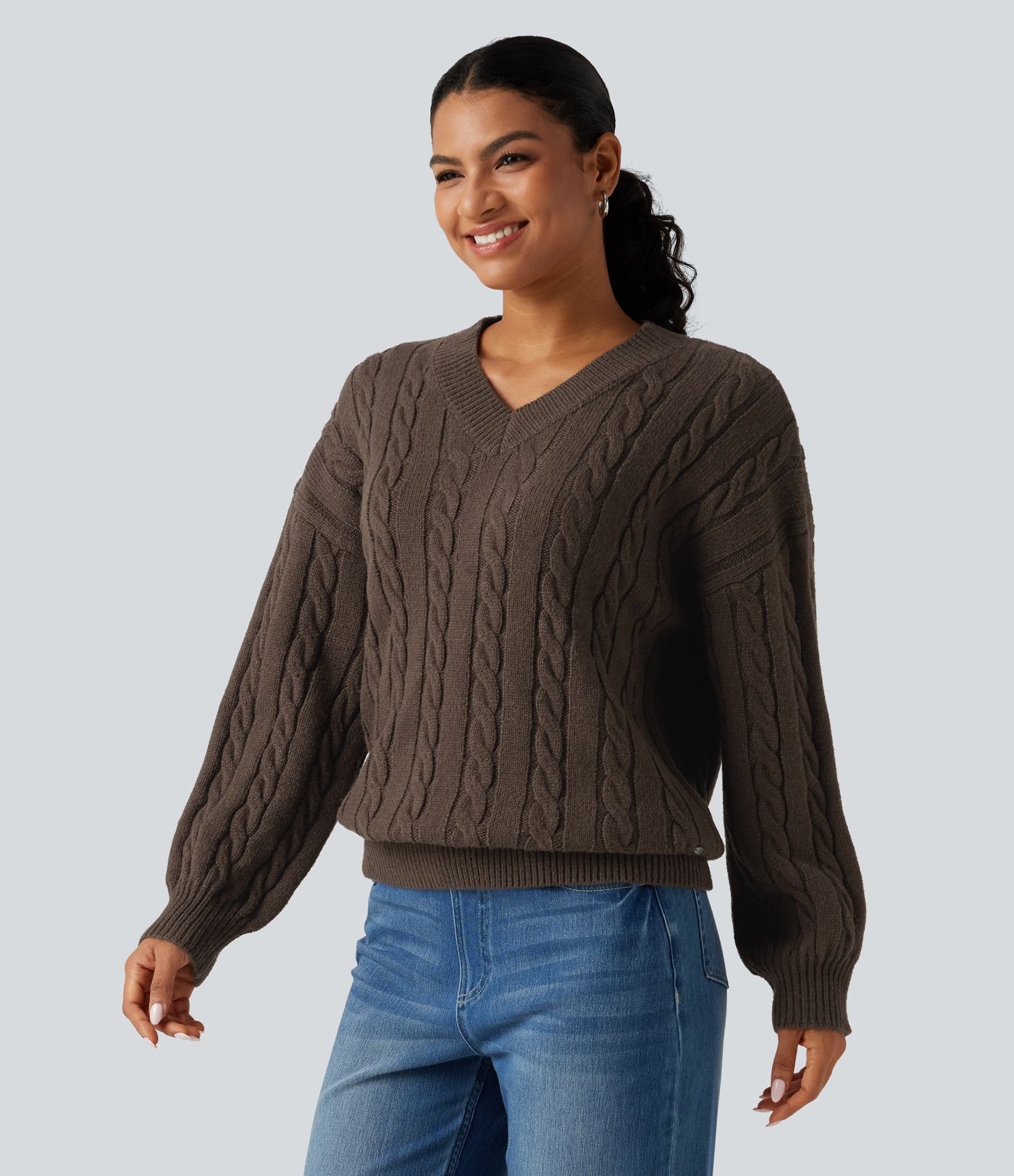 Pull en mélange de laine à maille torsadée, encolure en V, épaules tombantes et manches longues