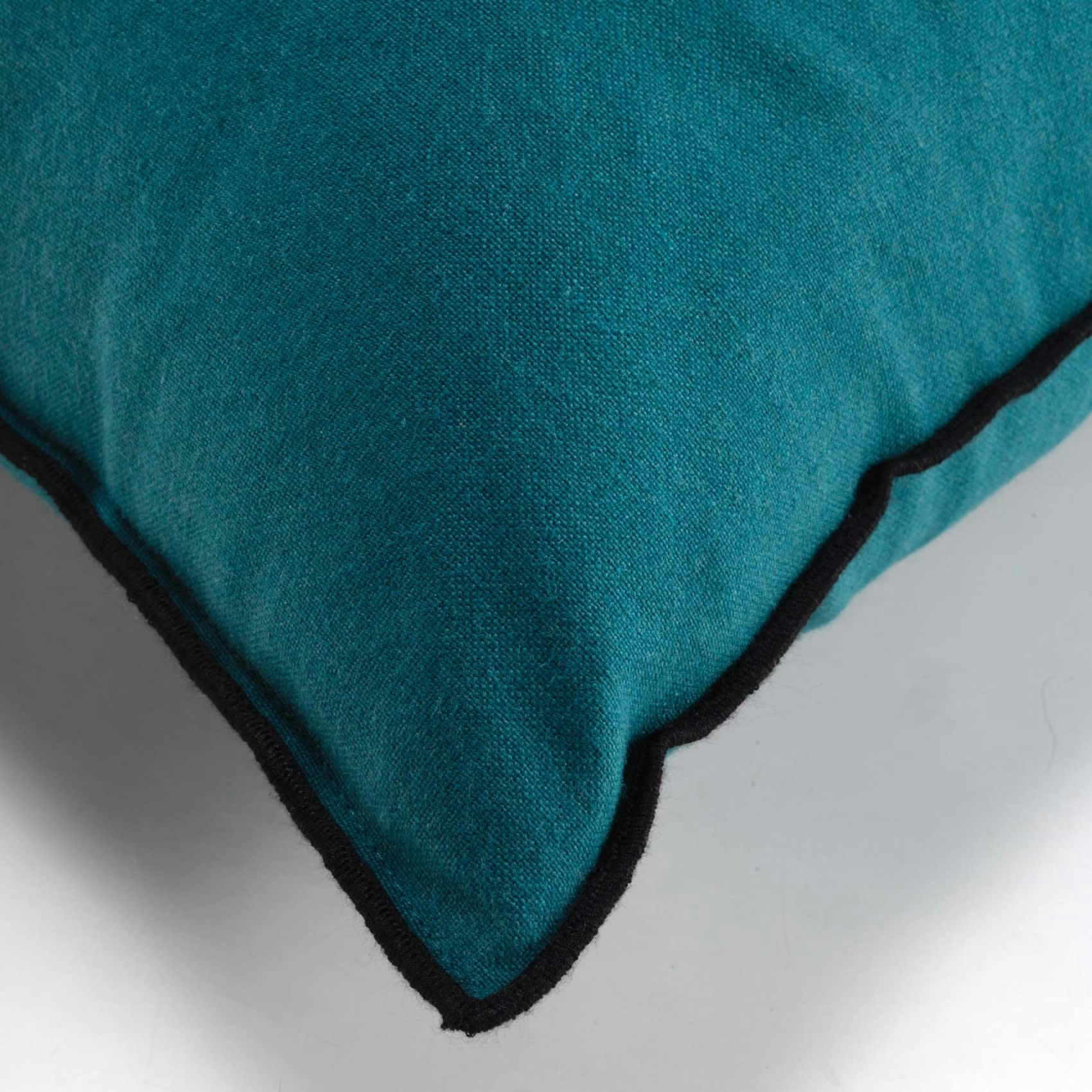 - Coussin avec surjet en coton recyclé bleu canard 50x50 cm