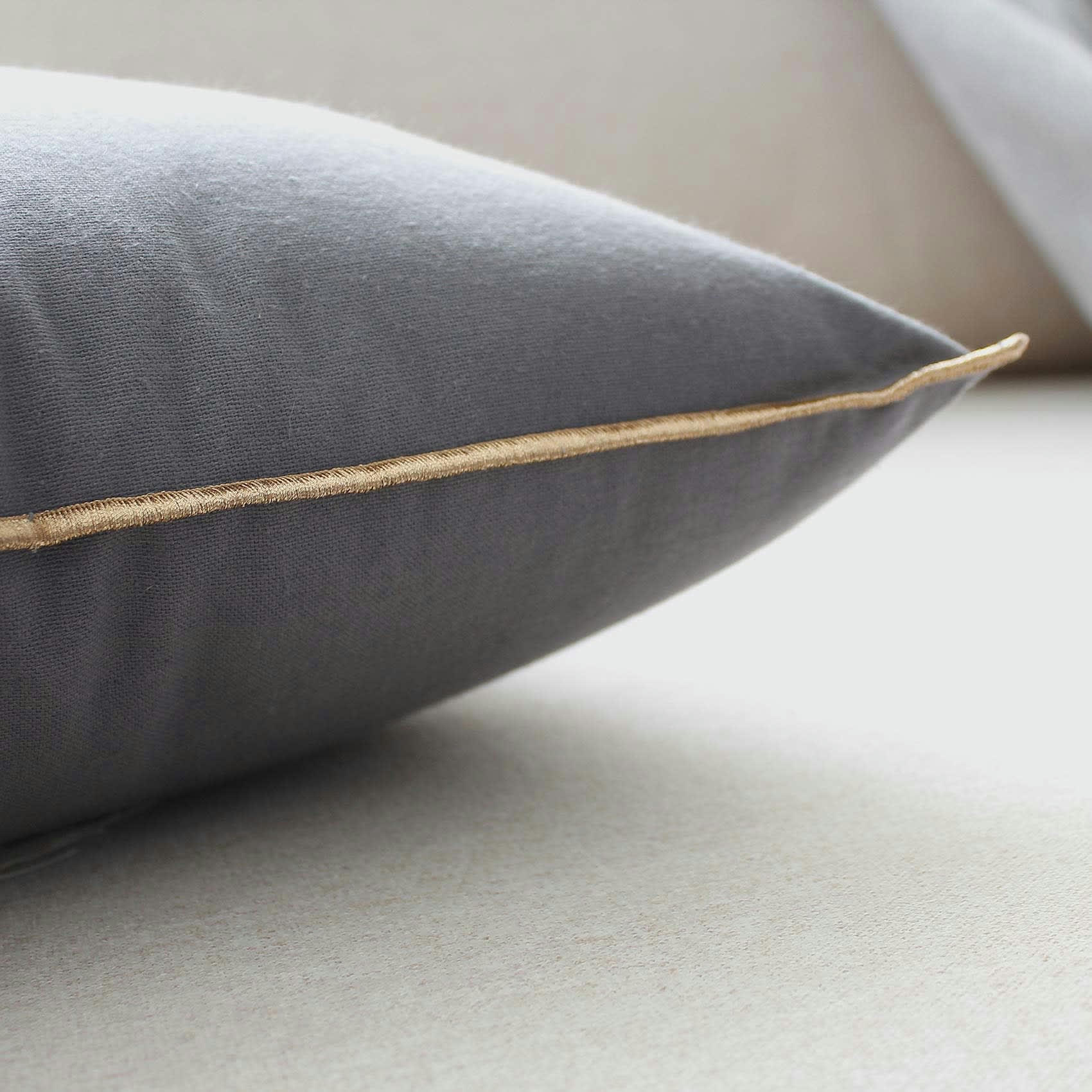 - Coussin déhoussable uni au style chic coton gris clair 40x40 cm