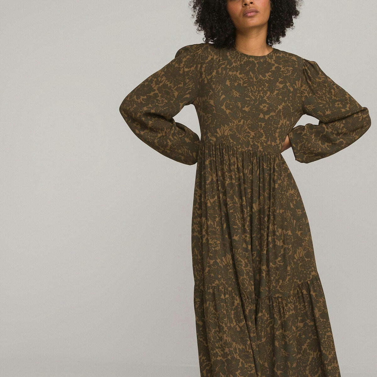 Robe longue, encolure ronde, manches longues