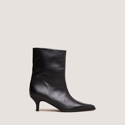 Bottines à petits talons fins et bouts pointusen cuir souple noir | DELANIE