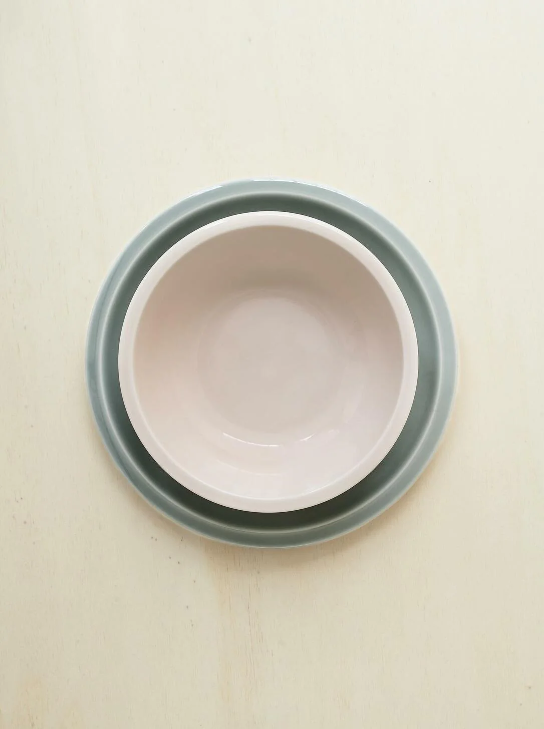 assiette plate gris oxyde