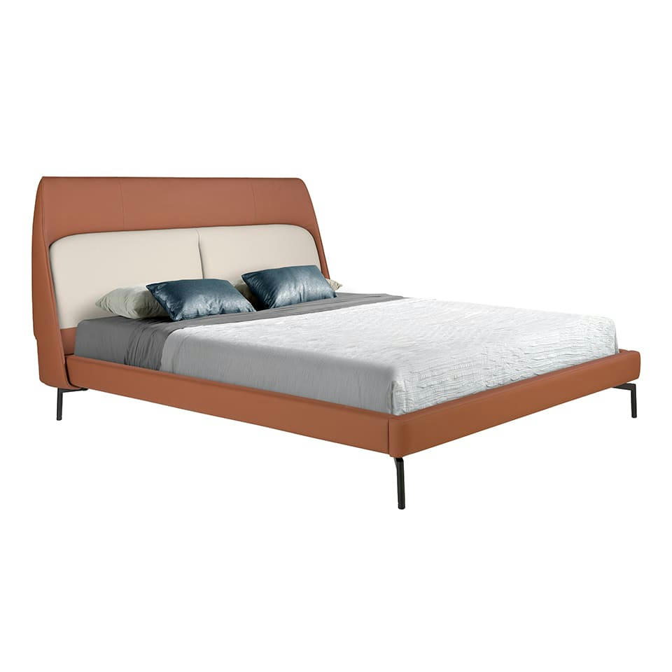 - Lit rembourré en crôute de cuir brun et gris 190 x 219 x 116 cm.