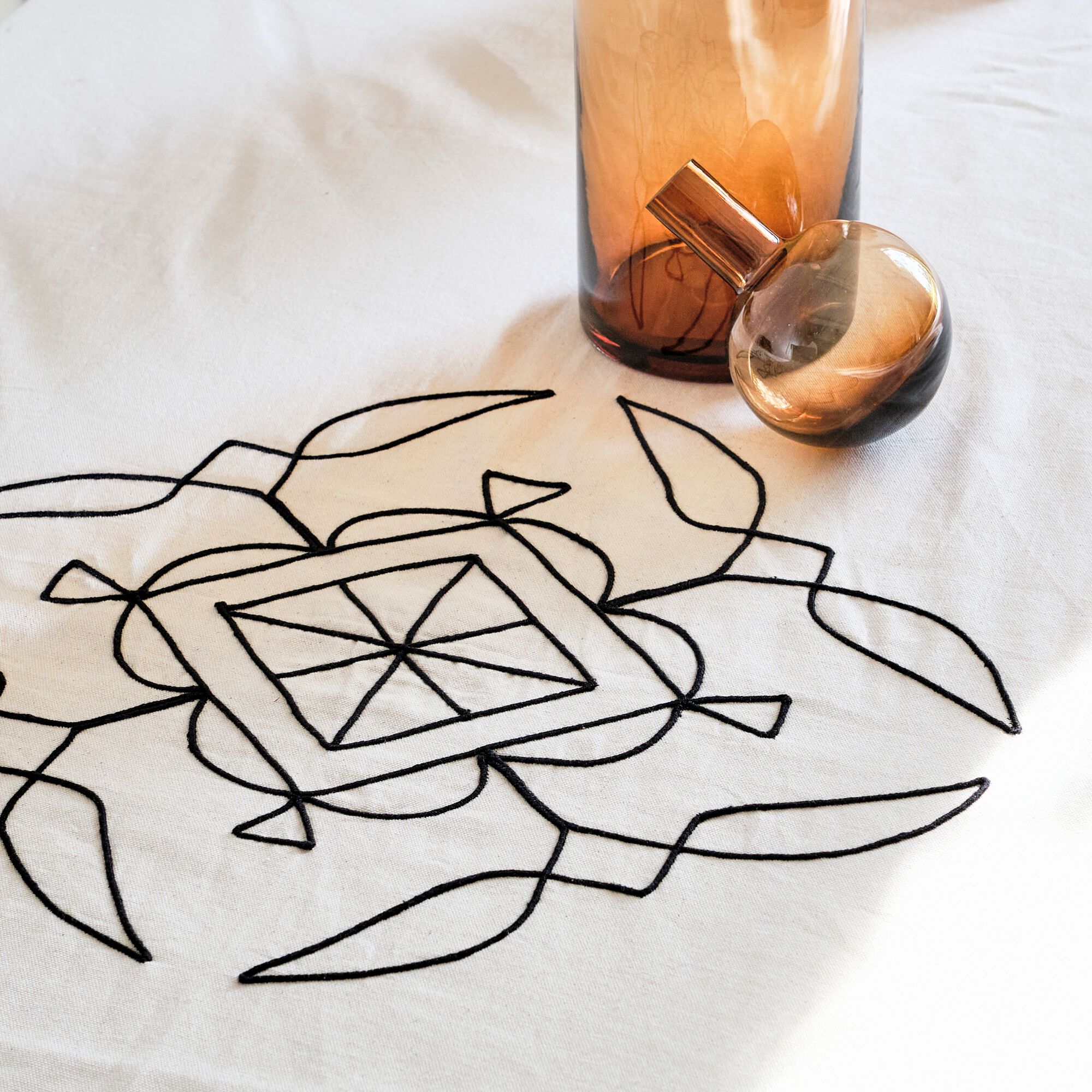 MONIA - Nappe en coton brodée - écru 140x250cm