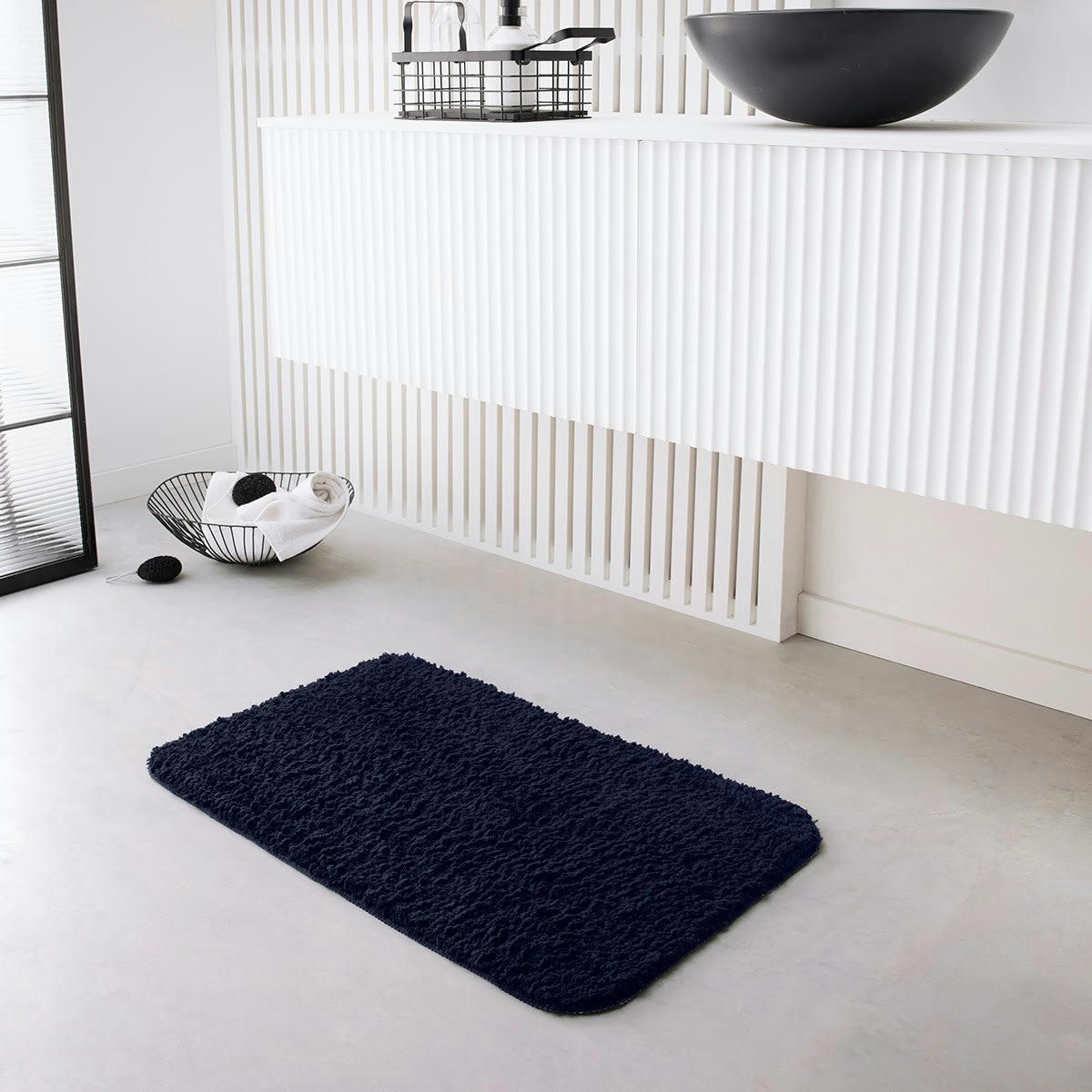 ESSENTIAL - Tapis de bain tufté uni en Polyester Bleu marine 50x80 cm