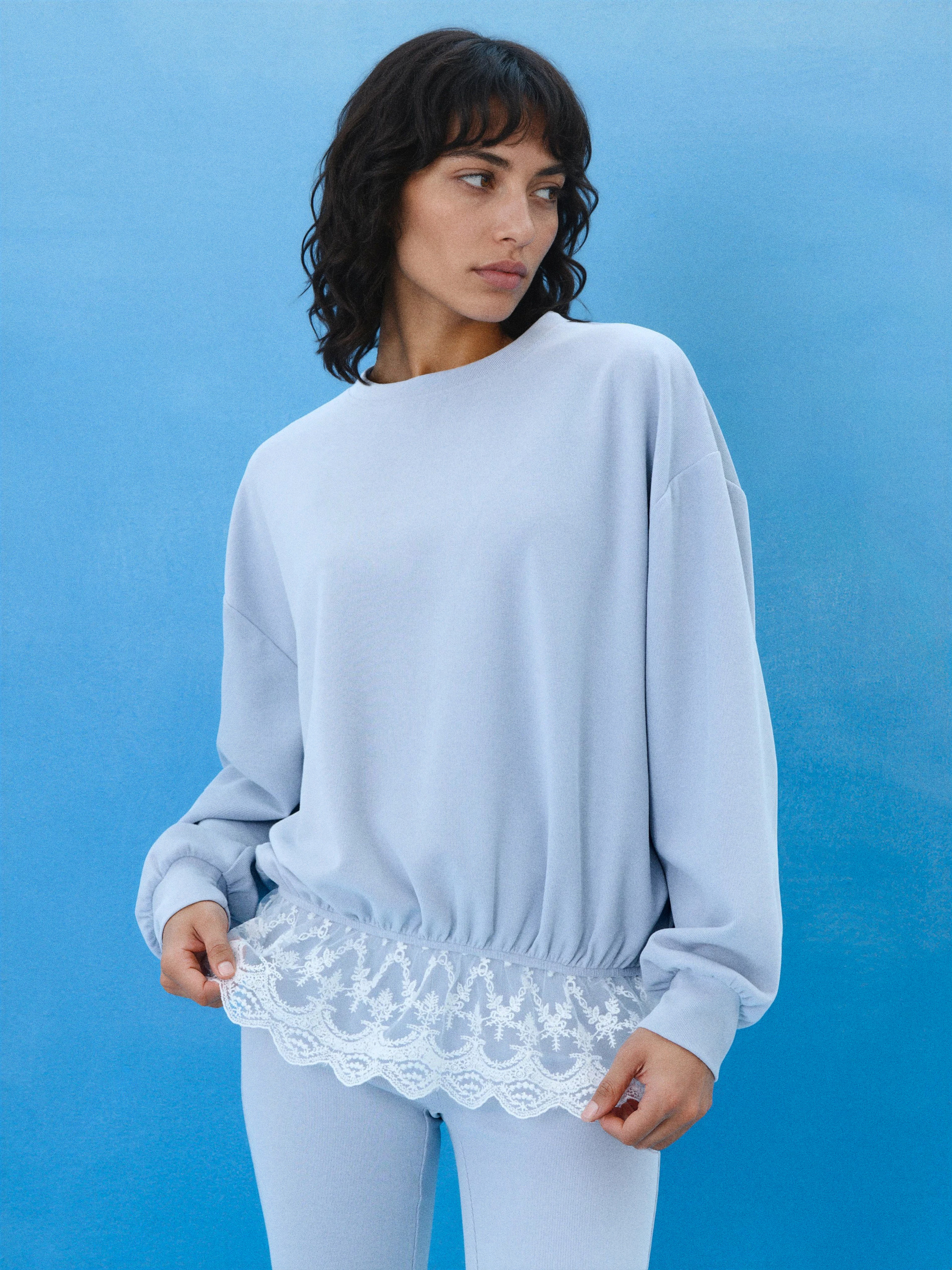 Prążkowana bluza crewneck loose fit z koronką