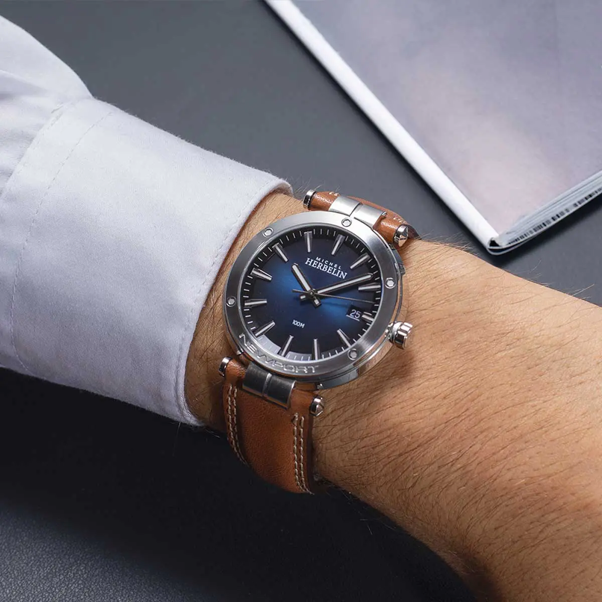 NEWPORT – QUARTZ DATE – ACIER, BLEU & CUIR