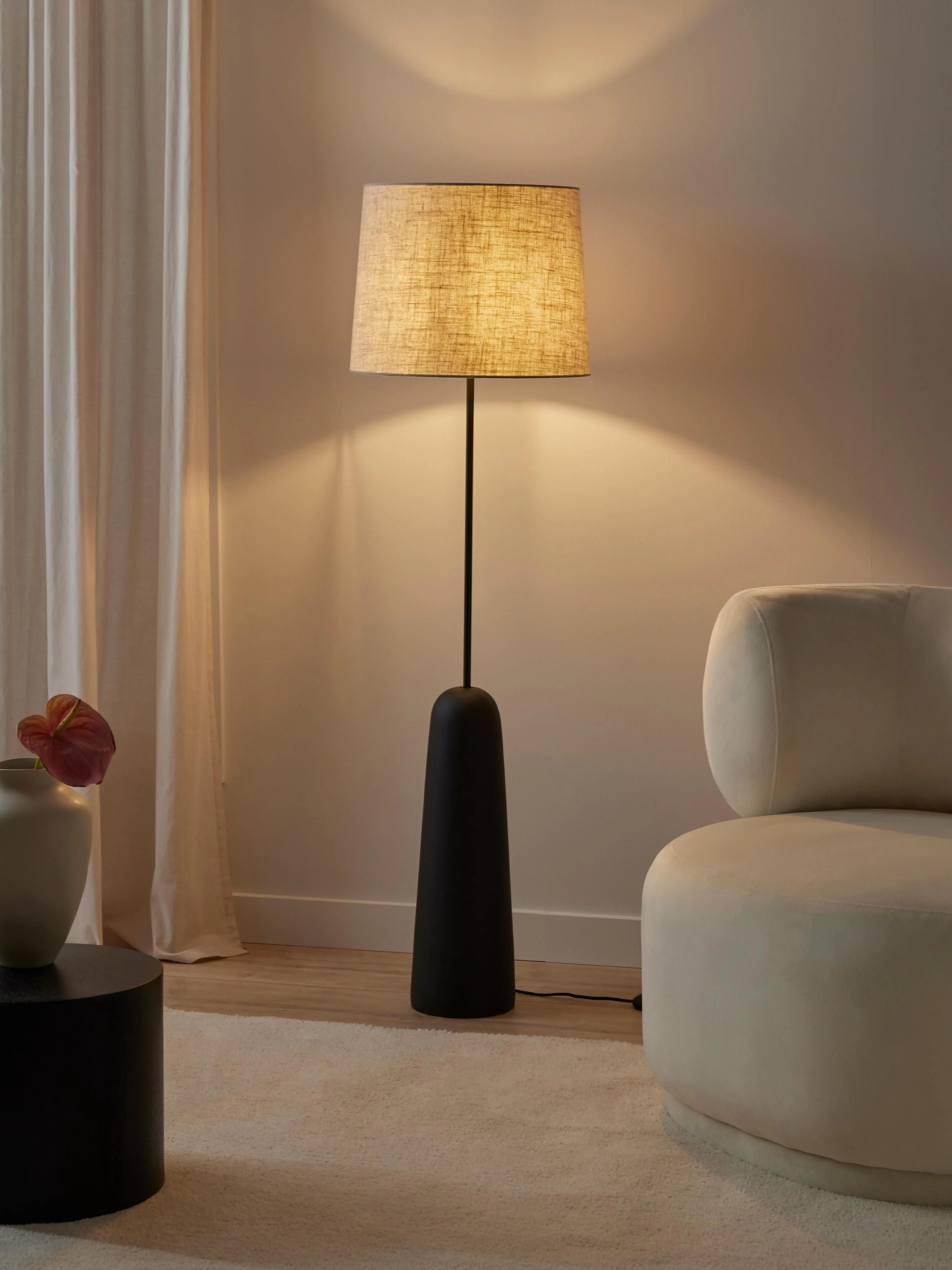 Stehlampe Kaya mit Betonfuß